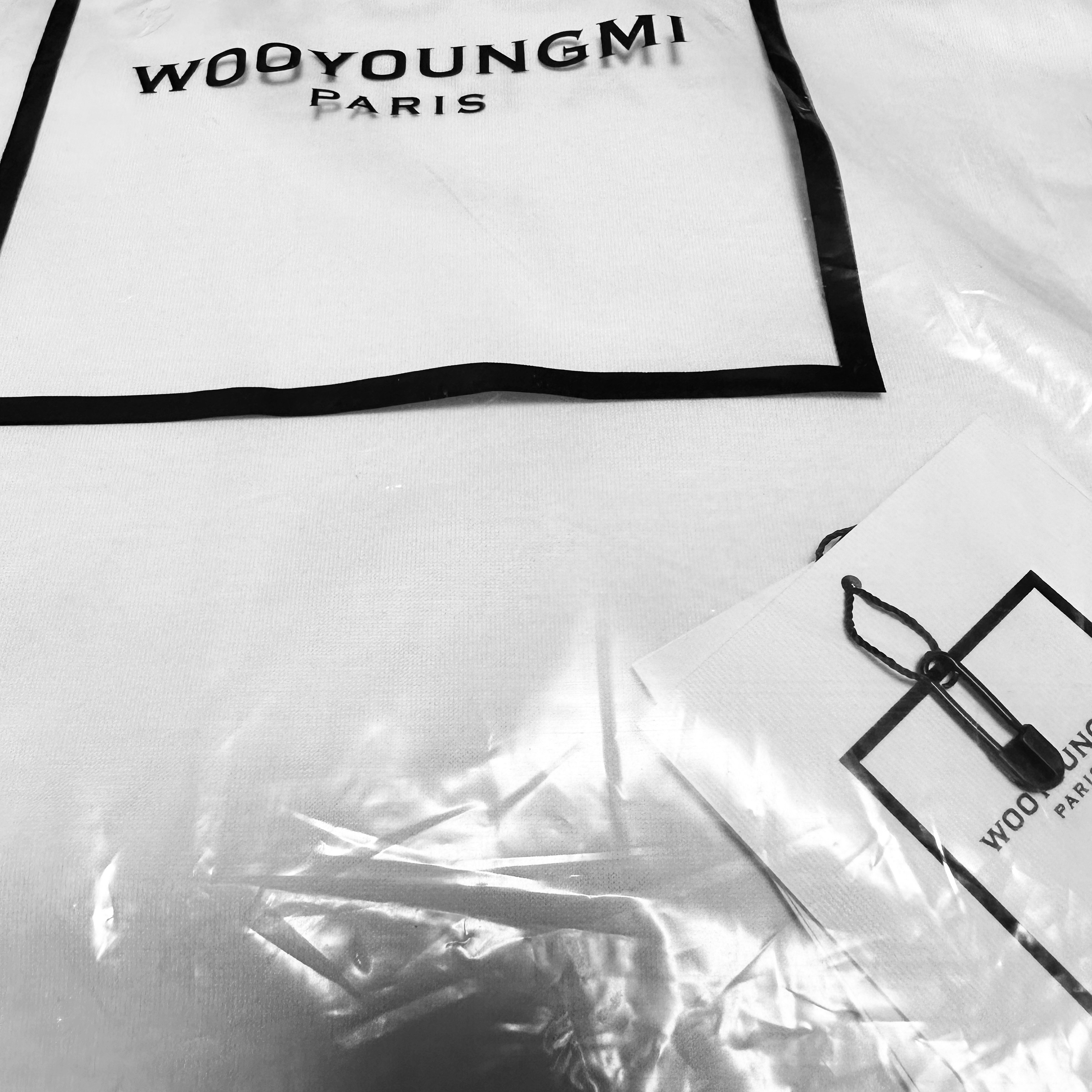 Wooyoungmi Black Back Logo T-Shirt White - 22FW, Wooyoungmi Cotton Long Sleeve Back Logo T-Shirt Black - 22FW 착용 스타일 - 1