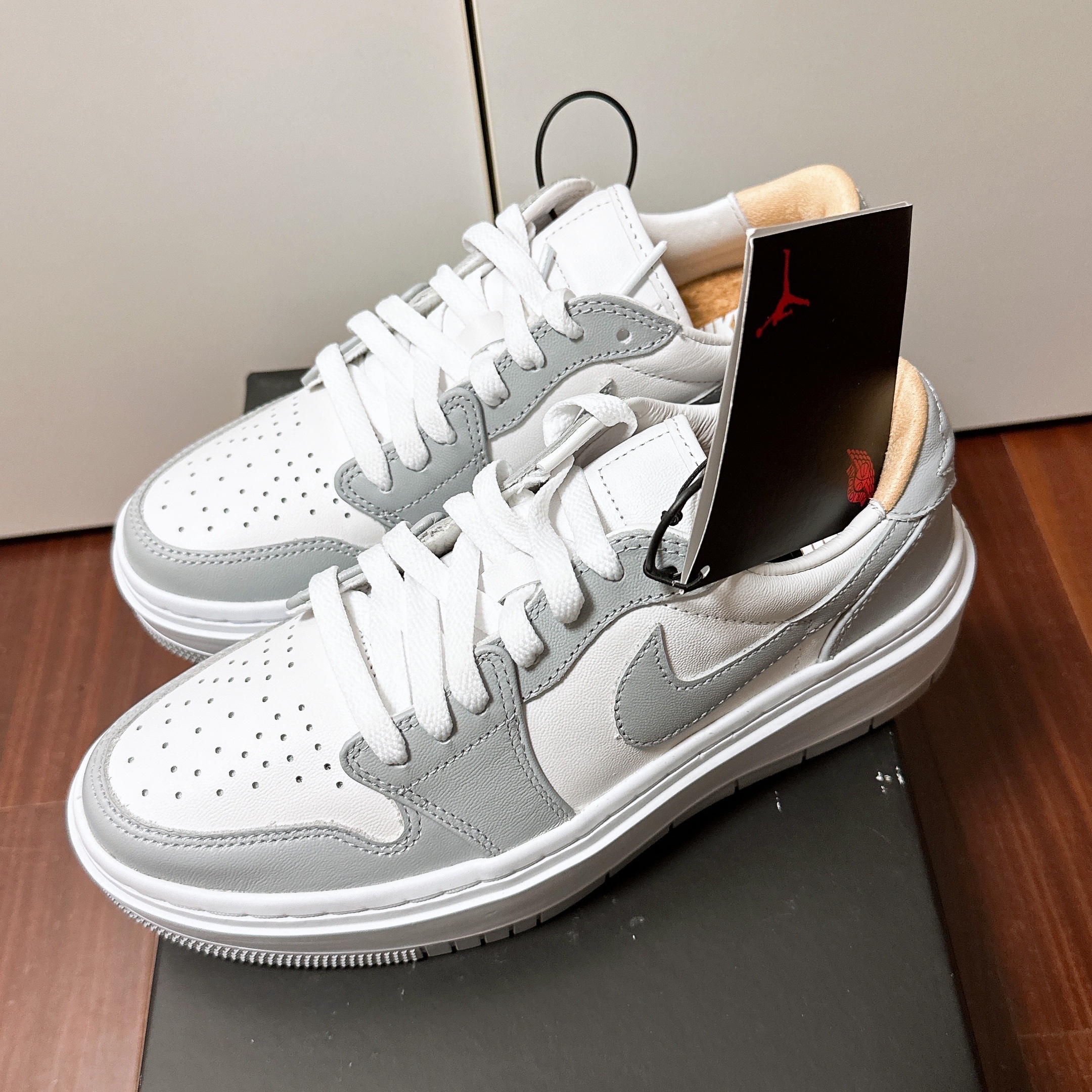 (W) Jordan 1 Elevate Low White and Wolf Grey 착용 스타일 - 3