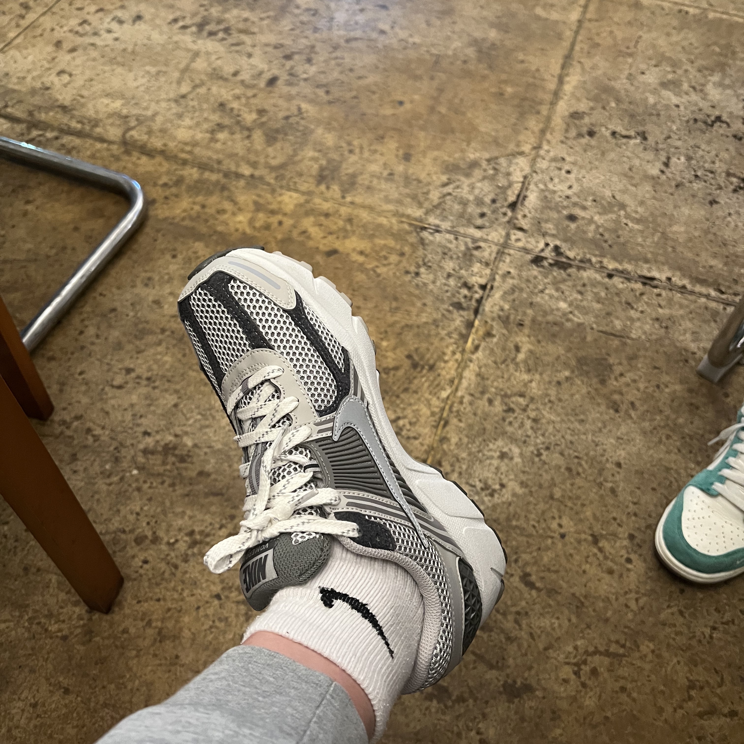Nike Zoom Vomero 5 PRM Light Iron Ore and Flat Fewter 착용 스타일