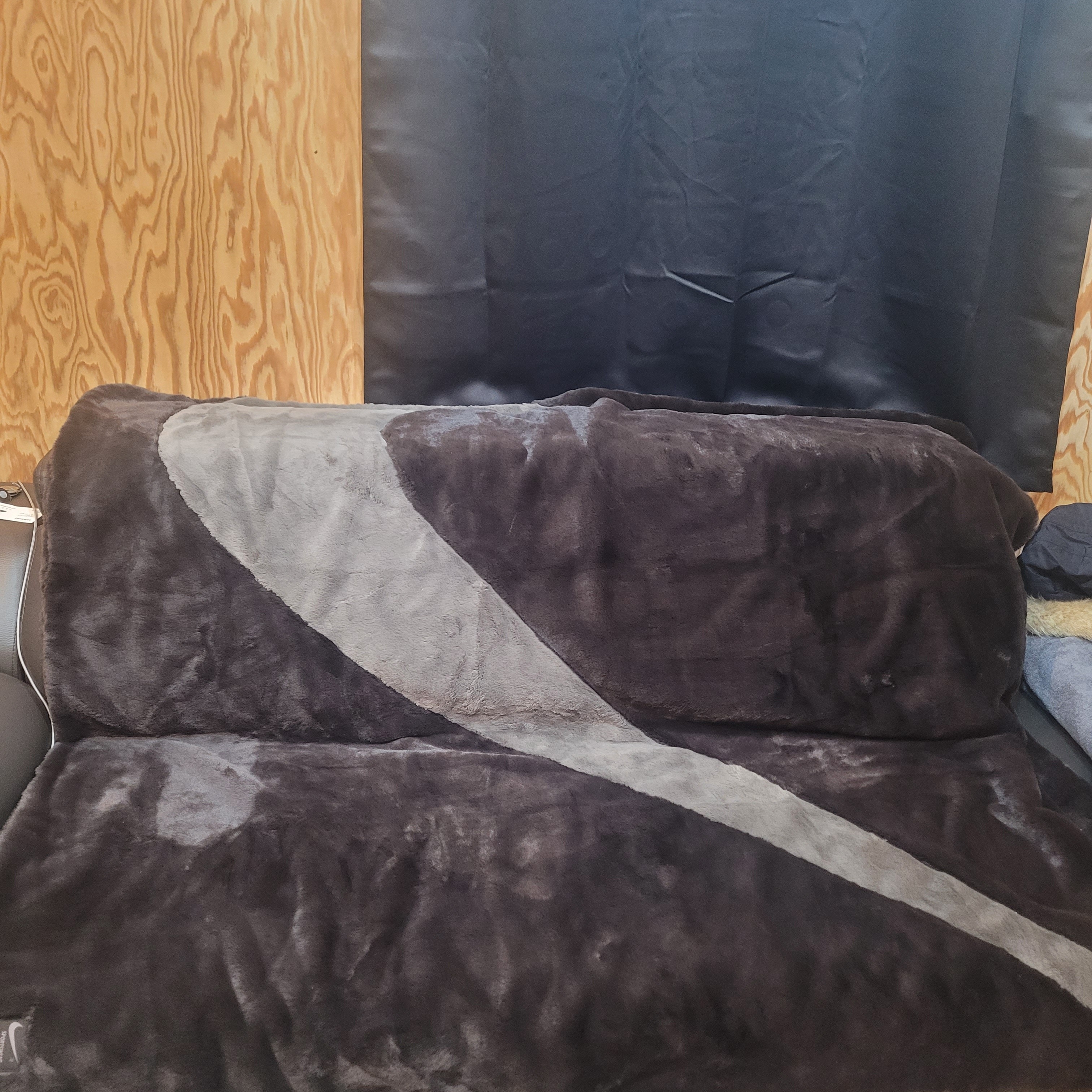 Nike NSW Faux Fur Blanket Velvet Brown 착용 스타일