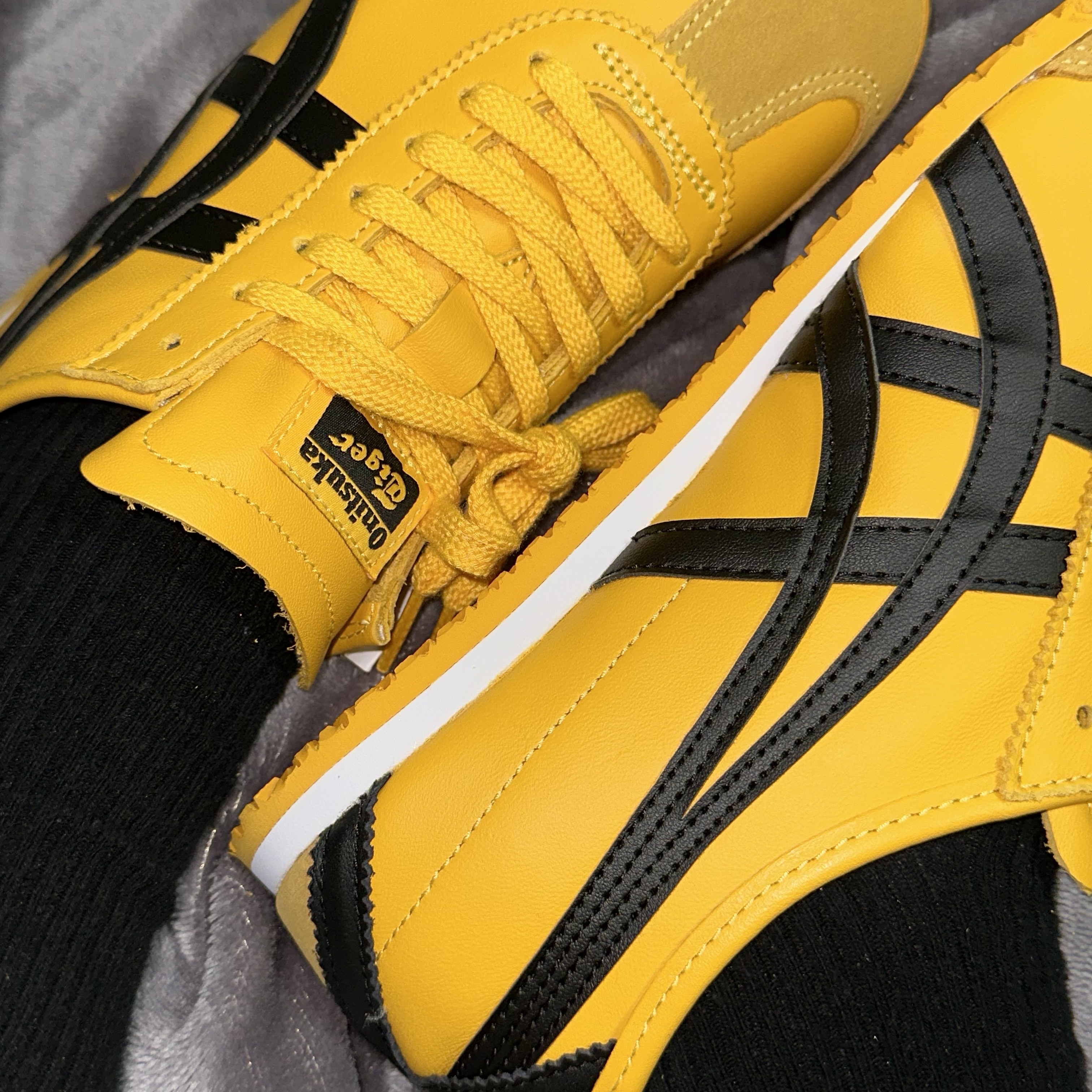 Onitsuka Tiger Mexico 66 Yellow Black 착용 스타일 - 2