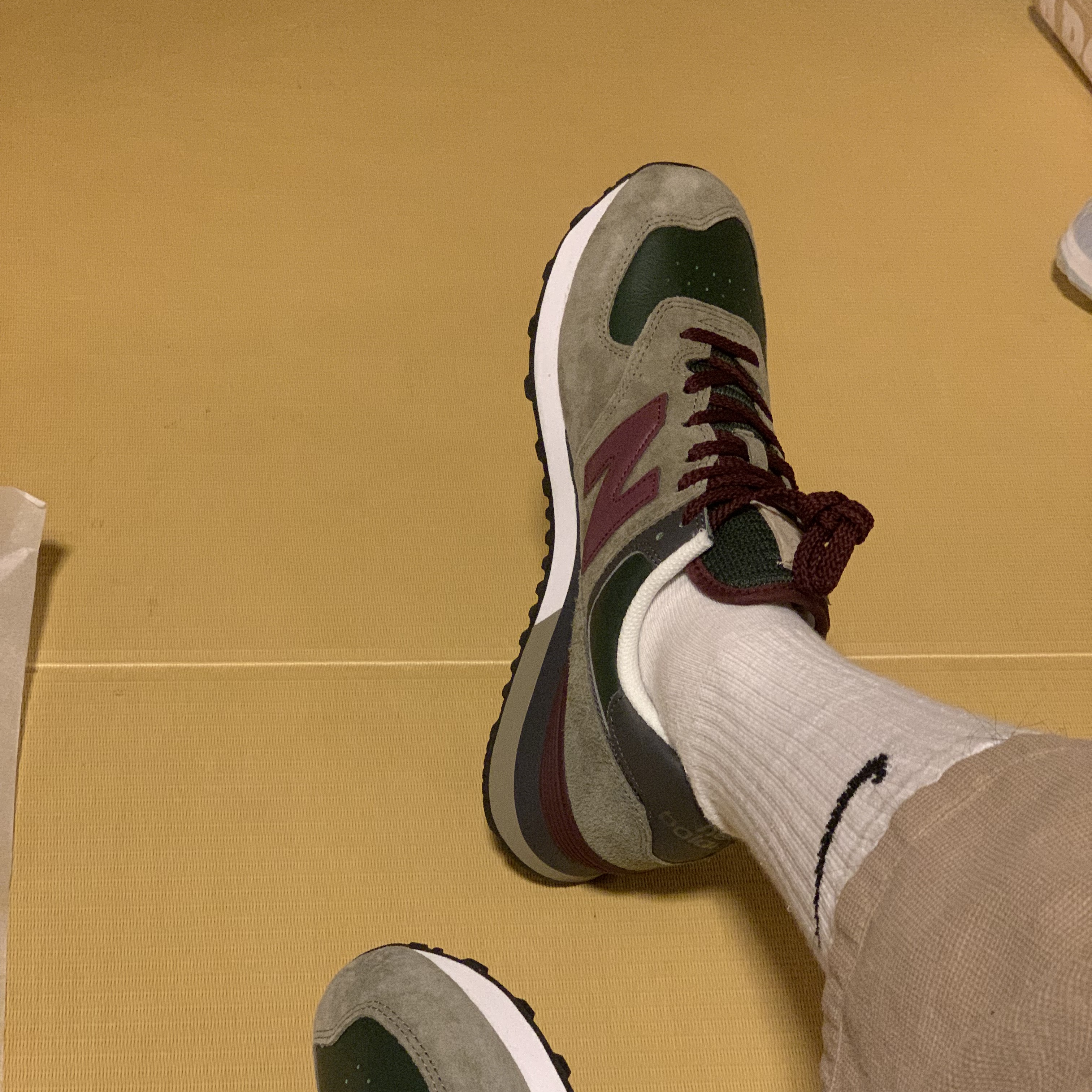 New Balance 574 Khaki 착용 스타일 - 1