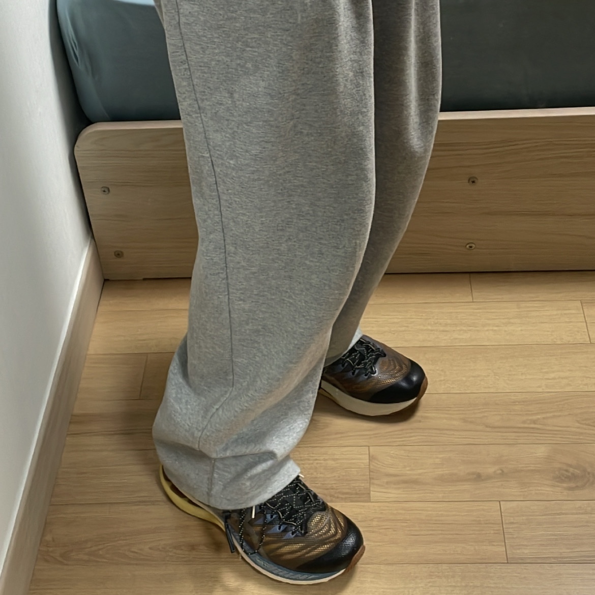 (W) Asics FN3-S Gel-Kayano 28 Anthracite Antique Gold 착용 스타일 - 1