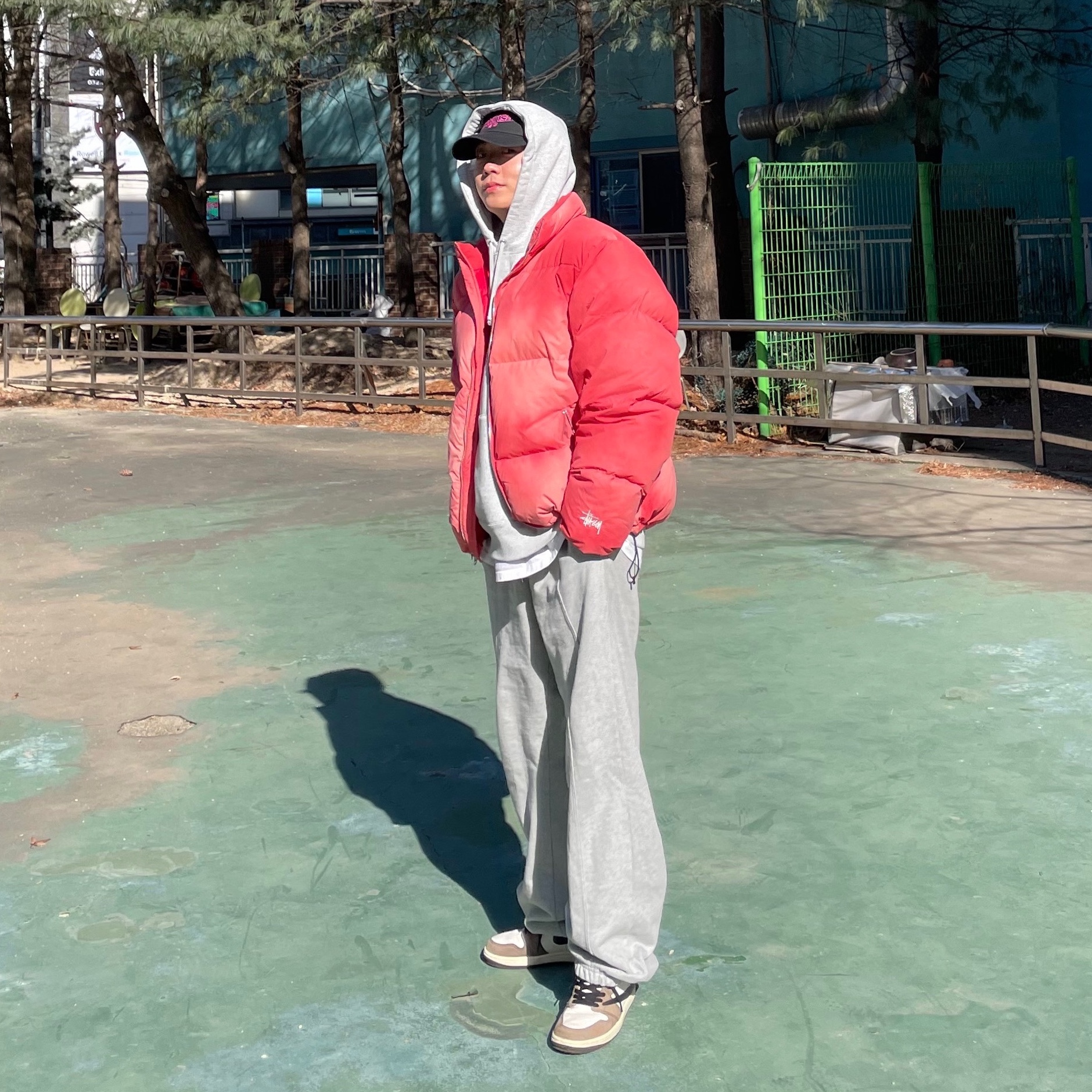 Stussy Recycled Nylon Down Puffer Faded Red, Jordan 1 x Travis Scott Retro High OG SP Mocha 착용 스타일 - 2