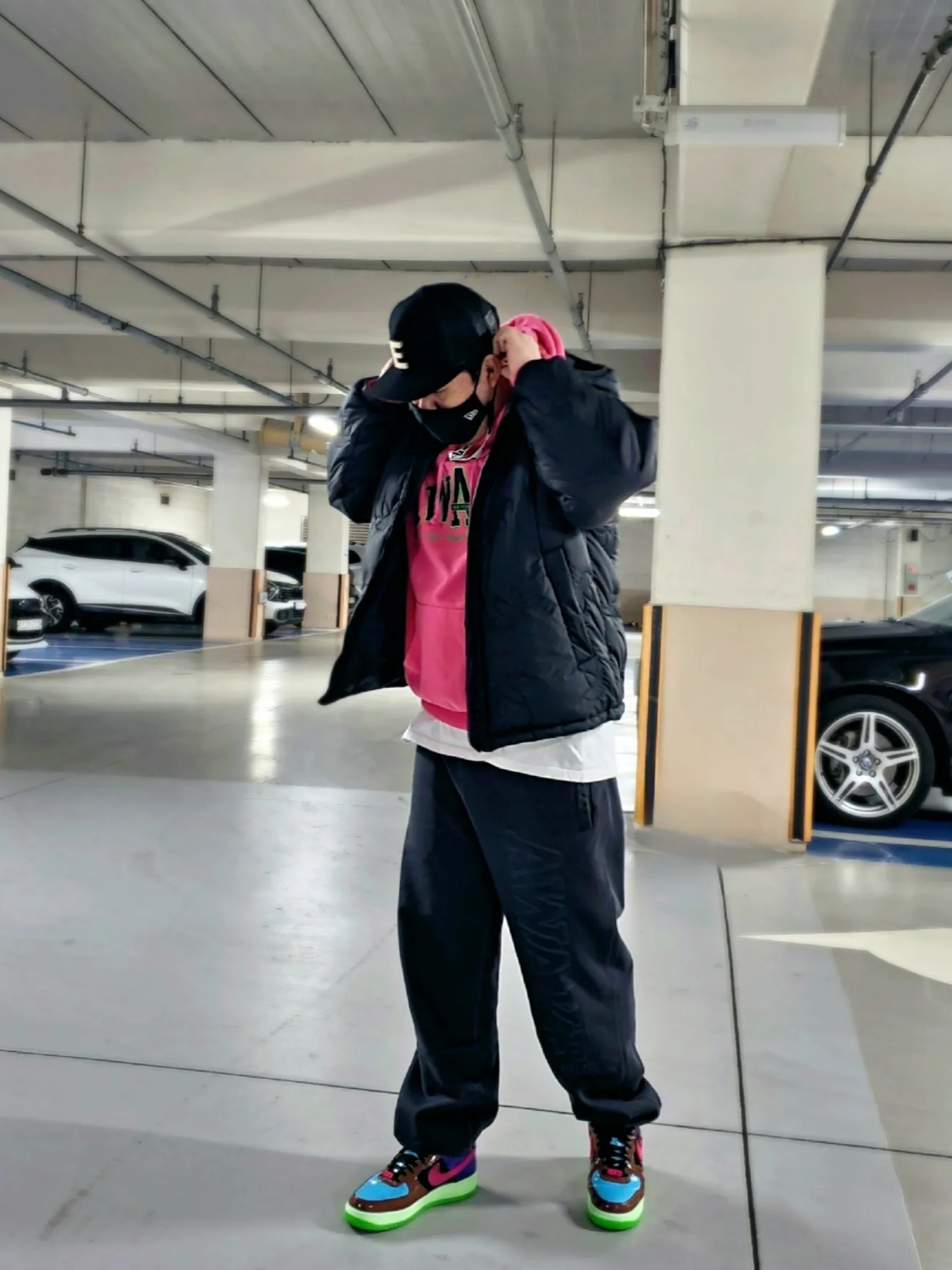 Essentials x New Era E Trucker Cap Black, Nike x Undefeated Air Force 1 Low SP Multi Patent Pink Prime 착용 스타일 - 1