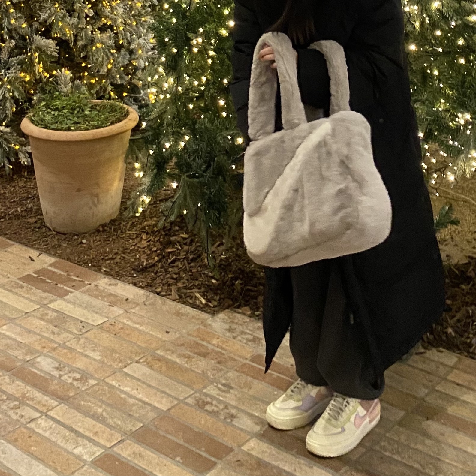 Nike NSW Faux Fur Tote Bag Light Iron Ore 착용 스타일