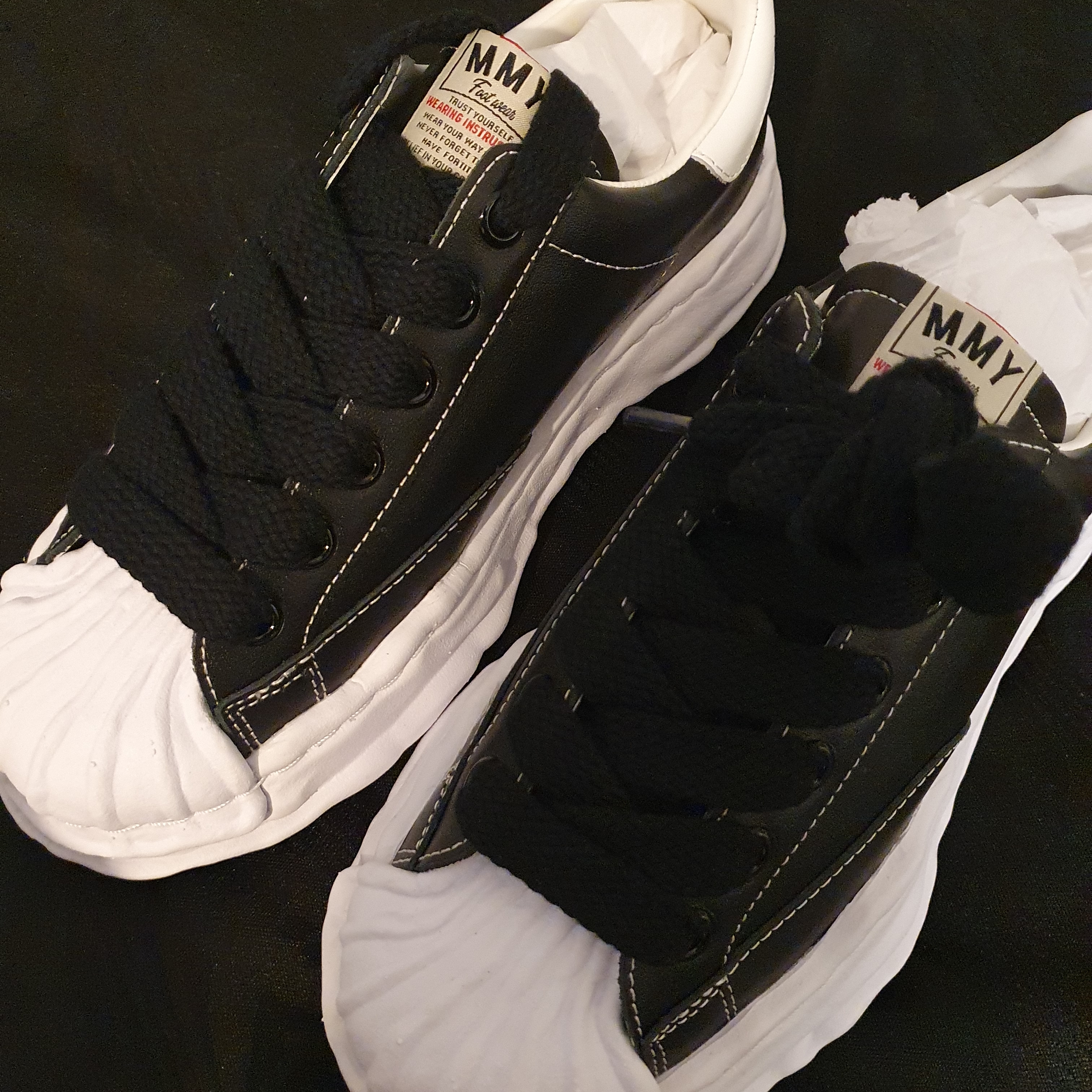 Maison Mihara Yasuhiro Blakey OG Sole Leather Low-top Sneakers Black 착용 스타일 - 1
