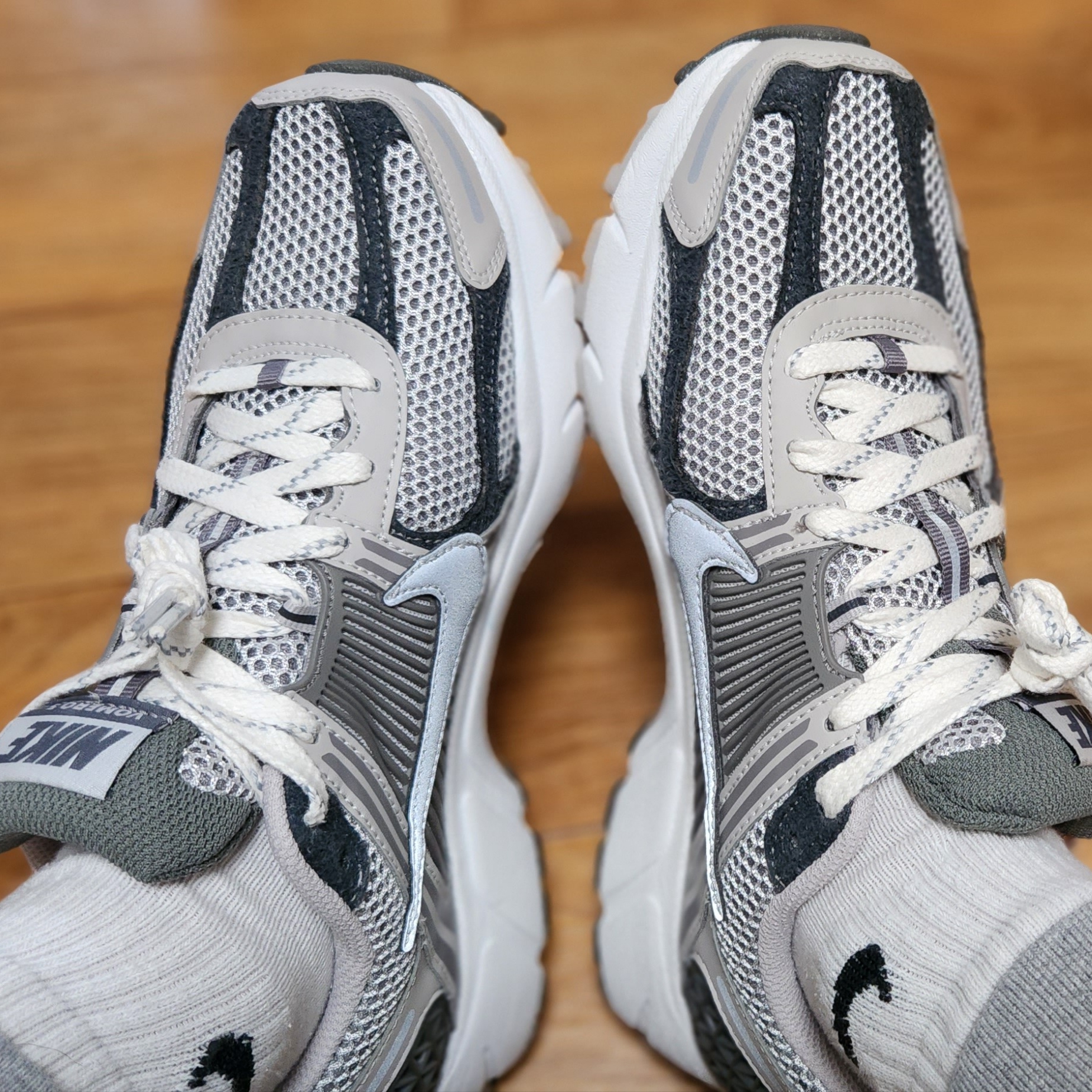 Nike Zoom Vomero 5 PRM Light Iron Ore and Flat Fewter 착용 스타일 - 2