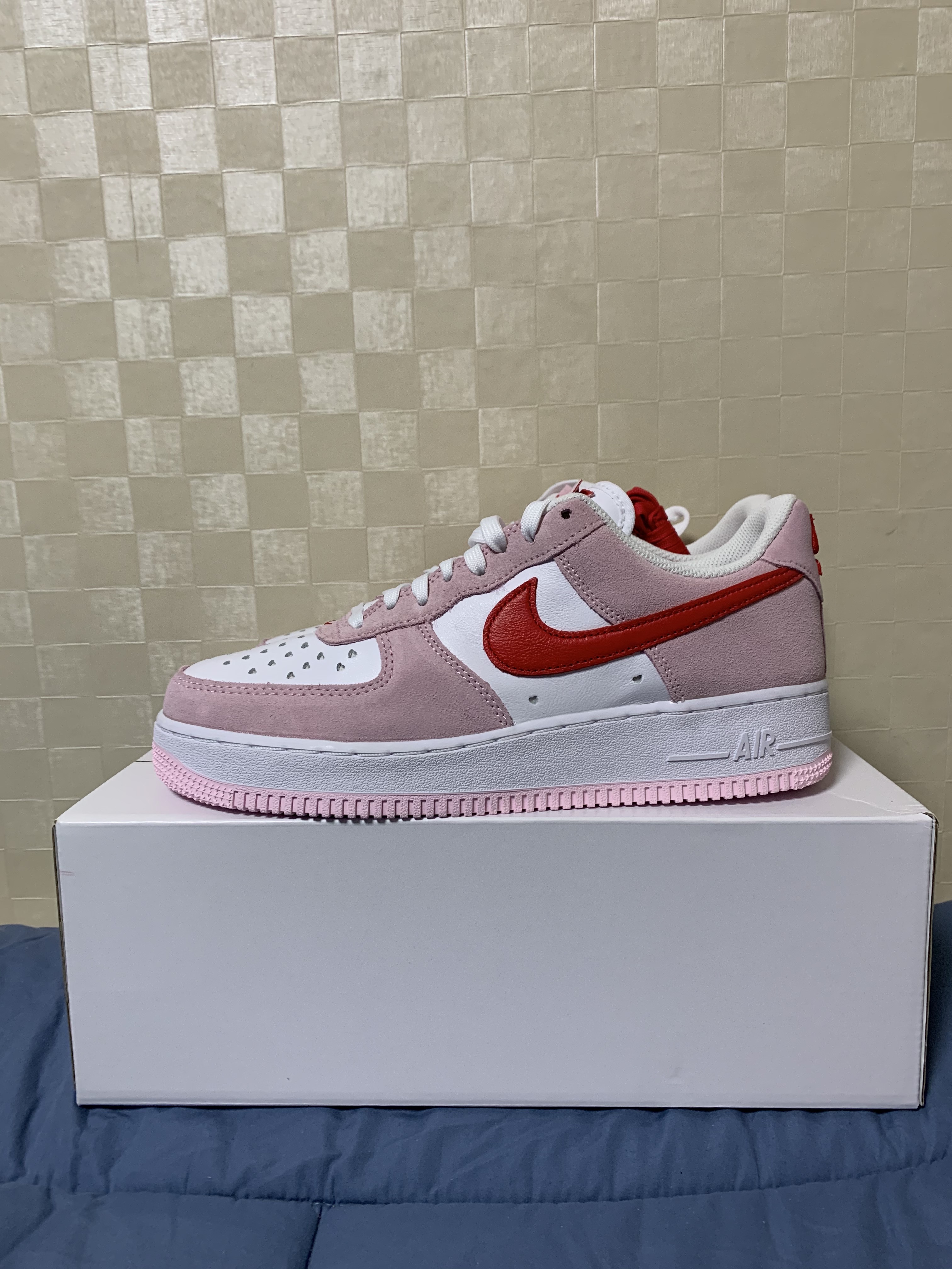 Nike Air Force 1 '07 QS Valentine's Day 착용 스타일 - 3