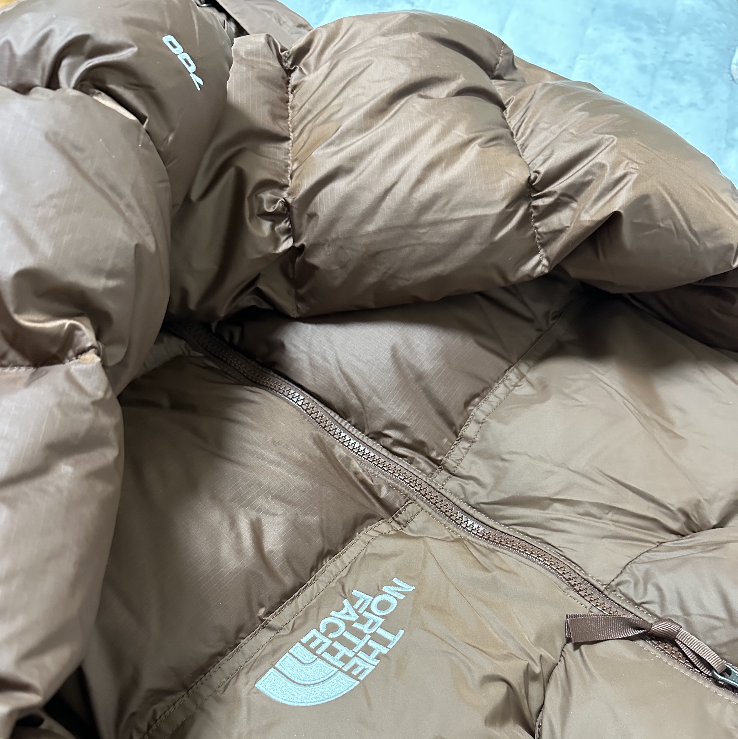 The North Face 1996 Retro Nuptse Jacket Dark Oak 착용 스타일