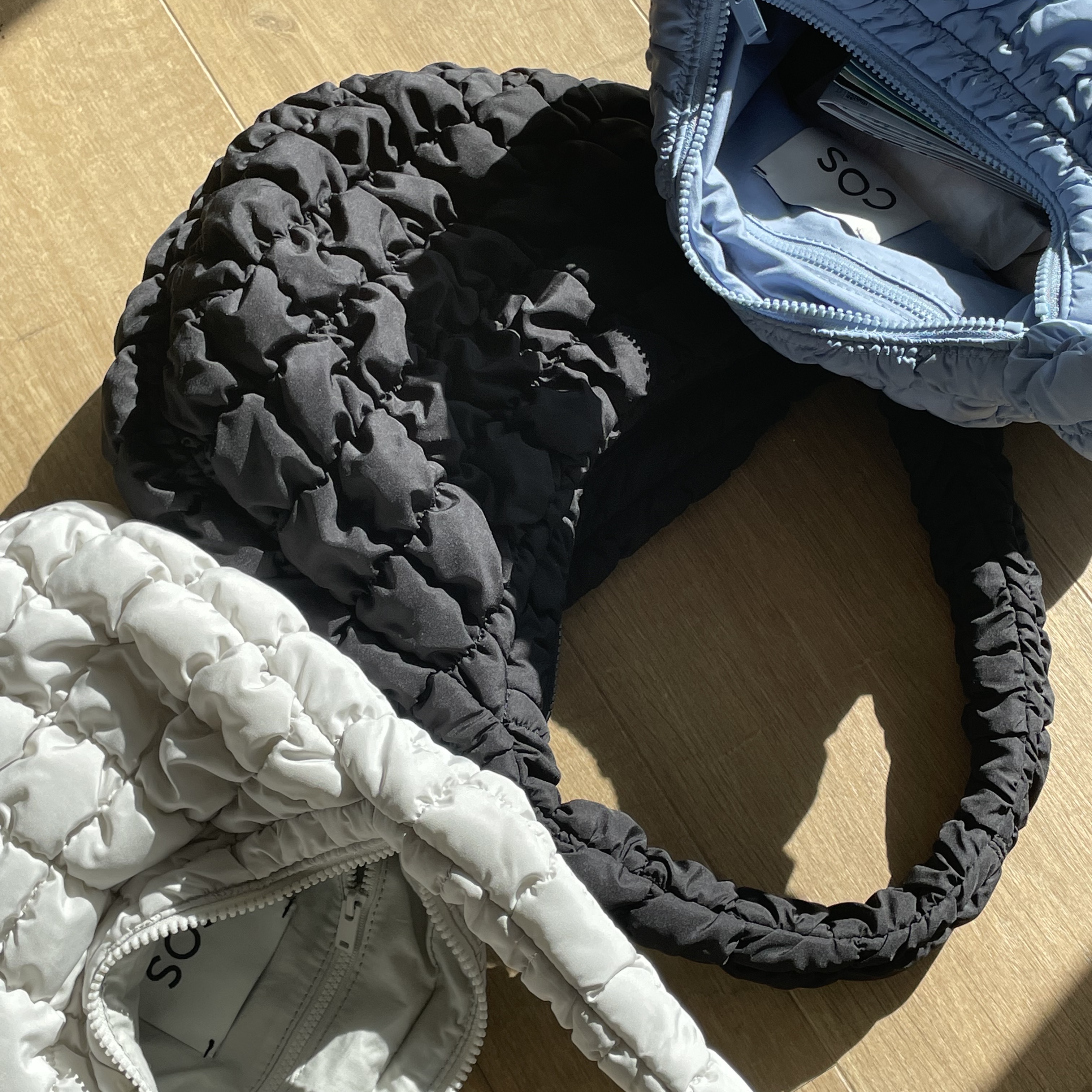 COS Quilted Mini Bag Light Grey, COS Quilted Mini Bag Black 착용 스타일 - 2