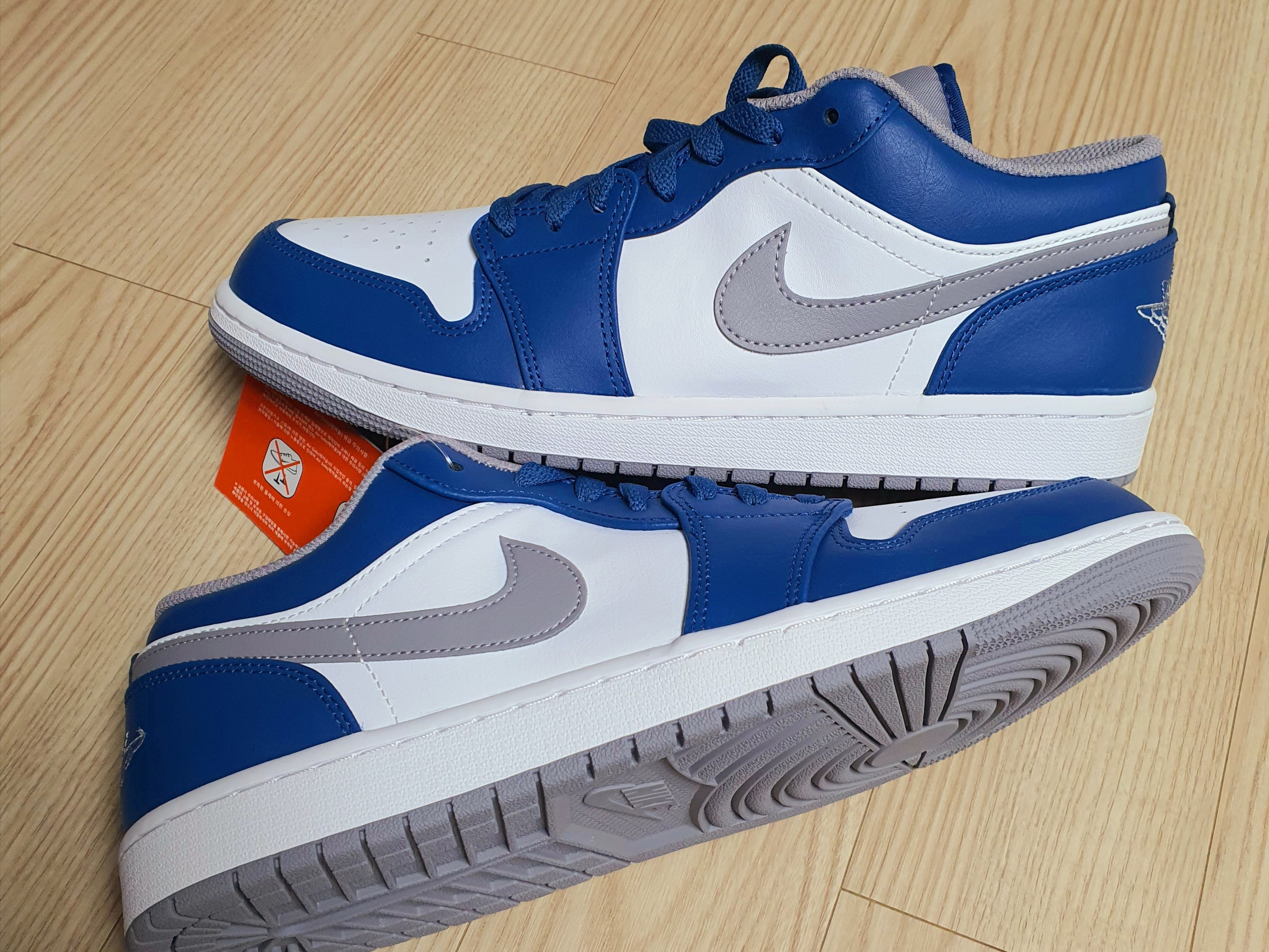 Jordan 1 Low True Blue Cement Grey 착용 스타일 - 1