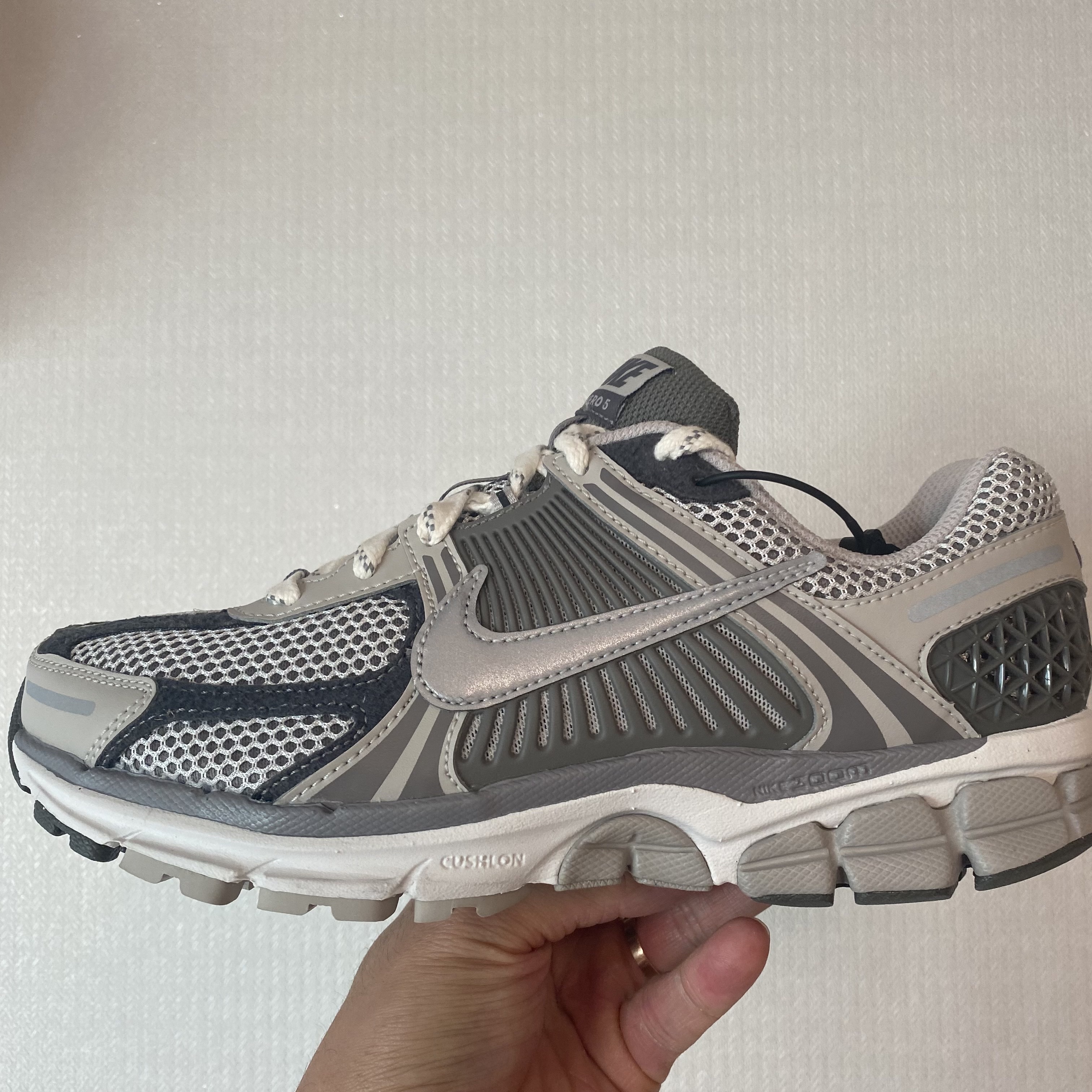 Nike Zoom Vomero 5 PRM Light Iron Ore and Flat Fewter 착용 스타일 - 2