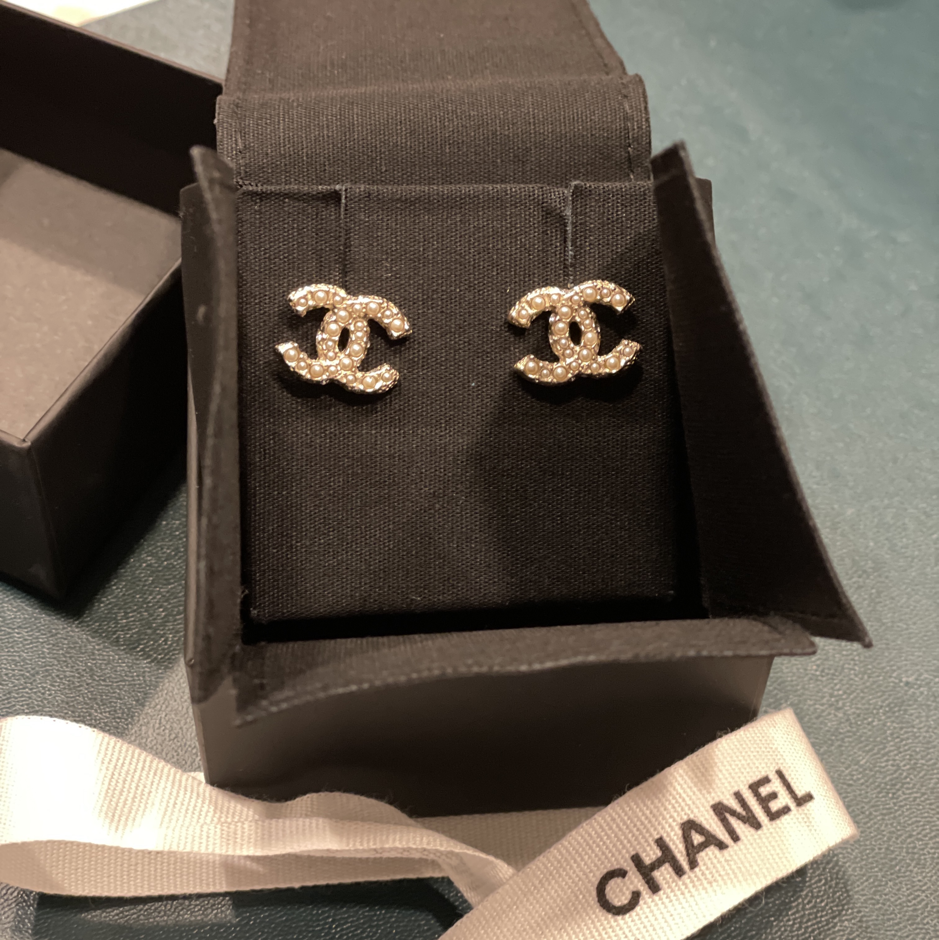 (W) Chanel Earrings Metal Glass Pearls Strass & Gold Pearly White Crystal 착용 스타일