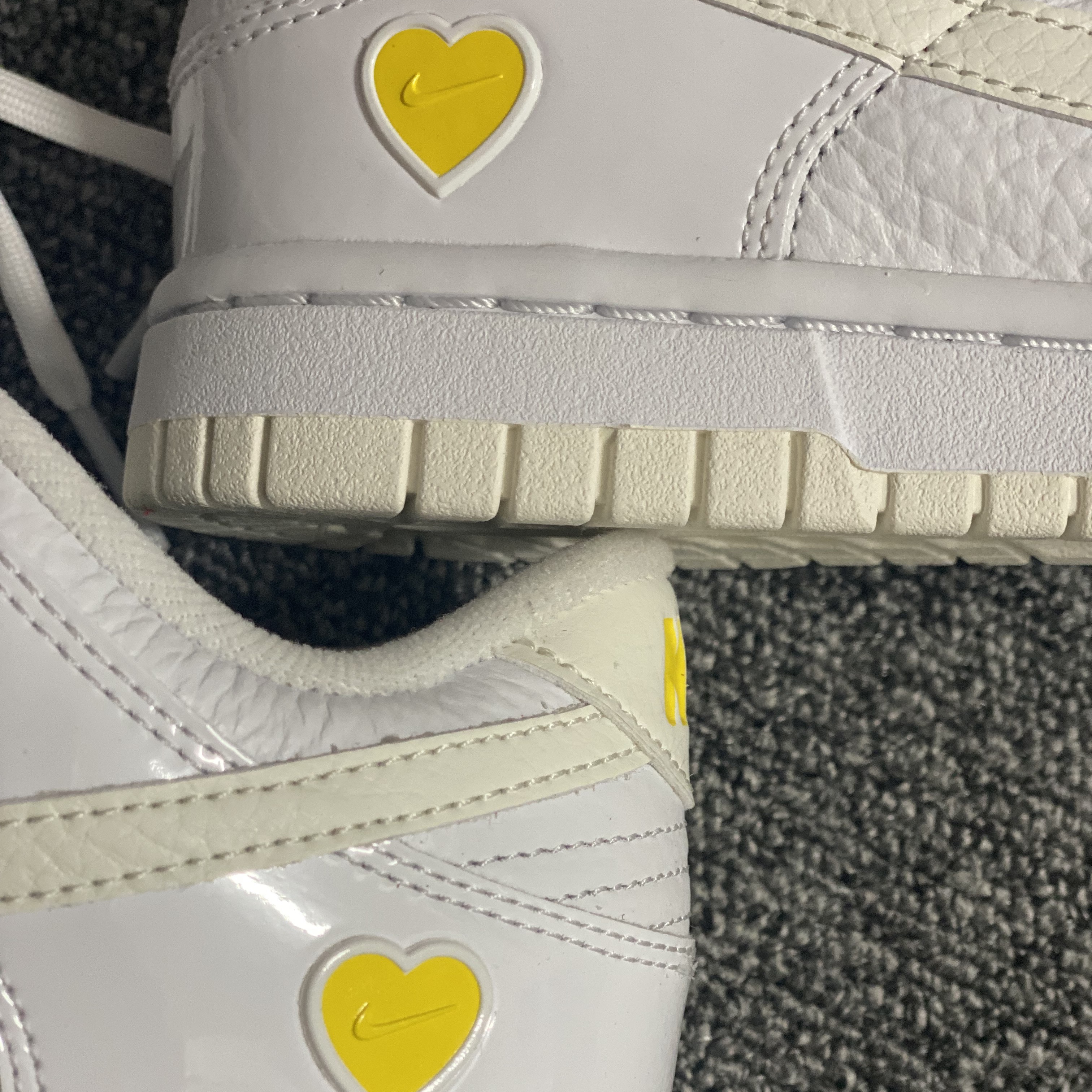 (W) Nike Dunk Low Valentine's Day White Optic Yellow 착용 스타일 - 1