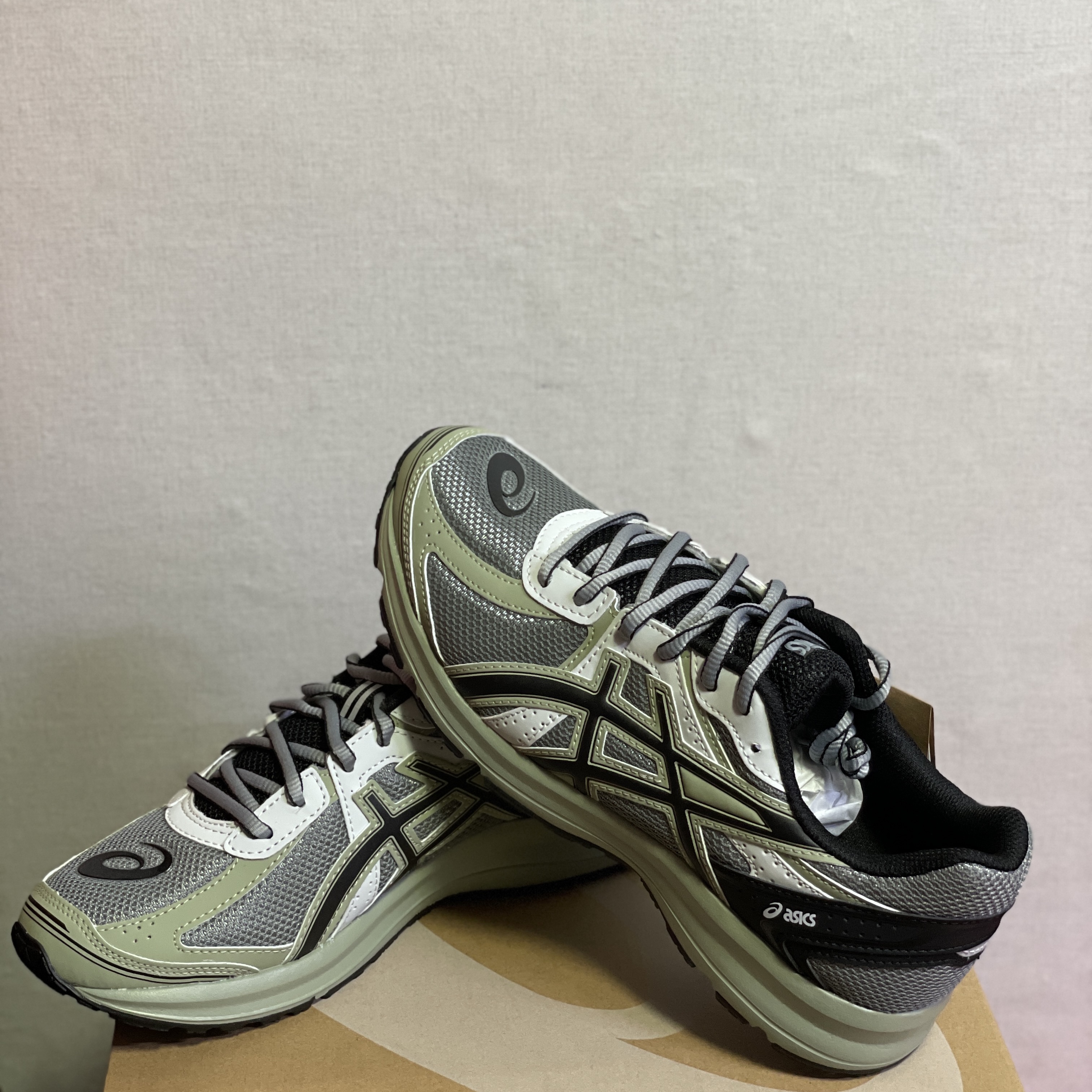 Asics Jog 100 S Sheet Rock - 2E Wide 착용 스타일 - 2
