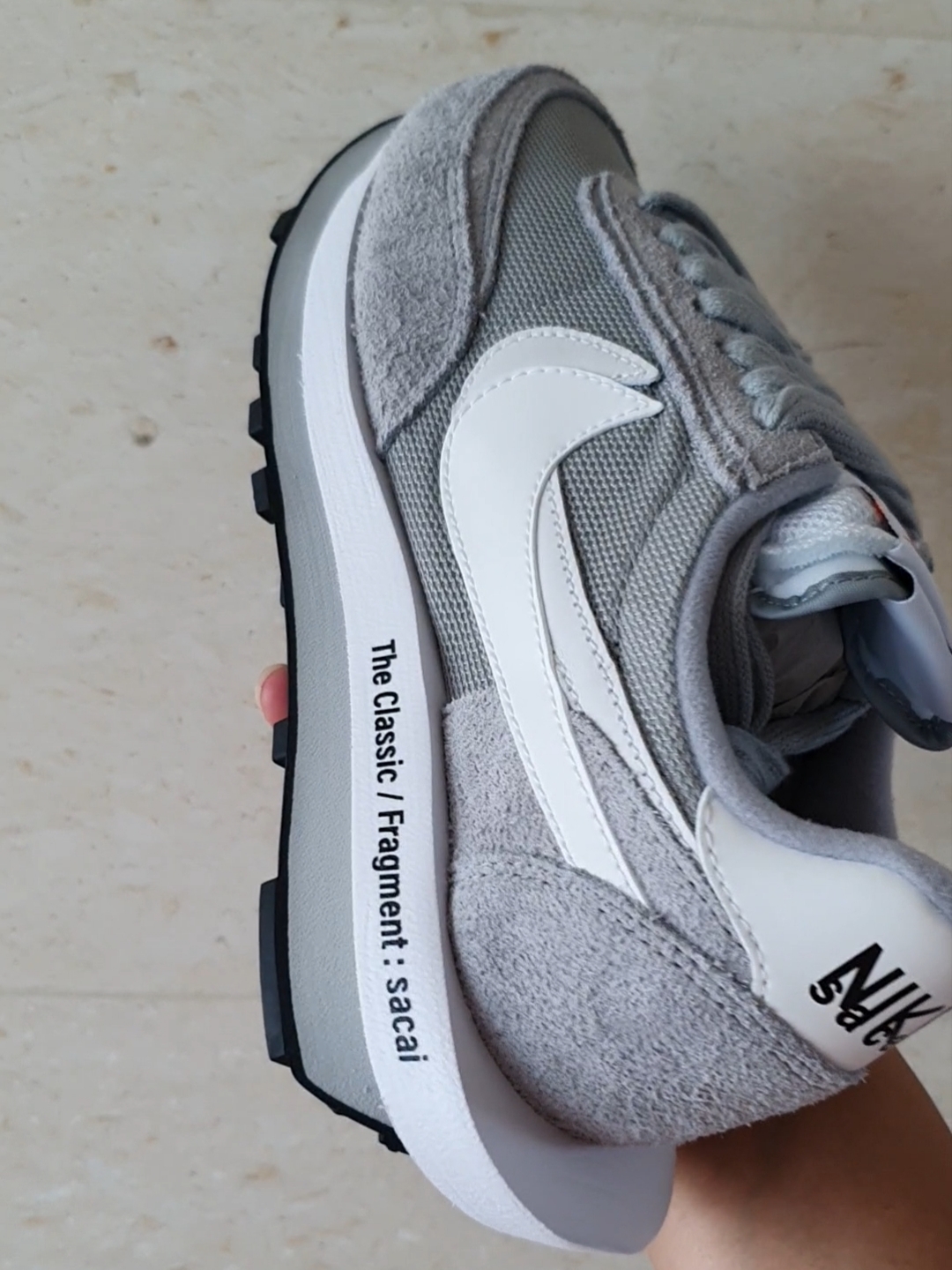 Nike x Sacai x Fragment LDWaffle Light Smoke Grey 착용 스타일 - 2