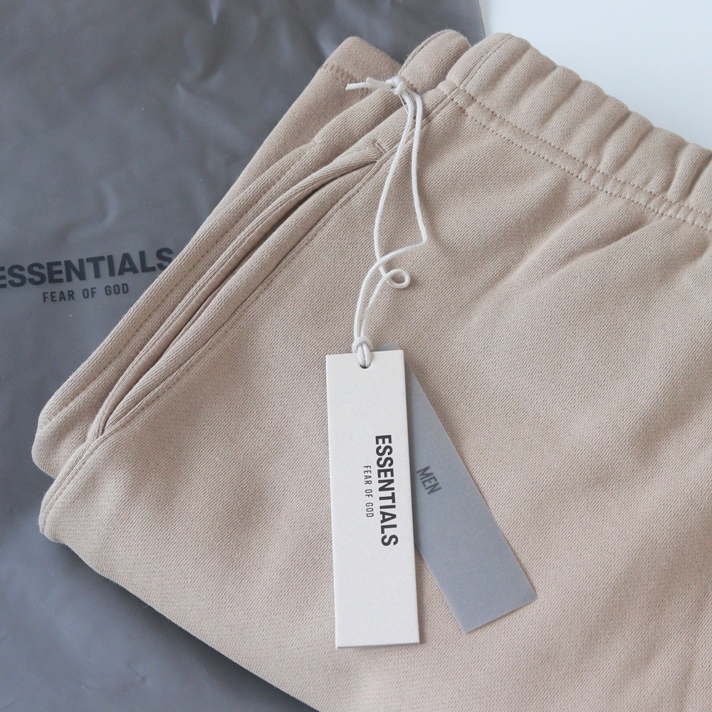 Essentials Shorts Oak - 22SS 착용 스타일 - 1