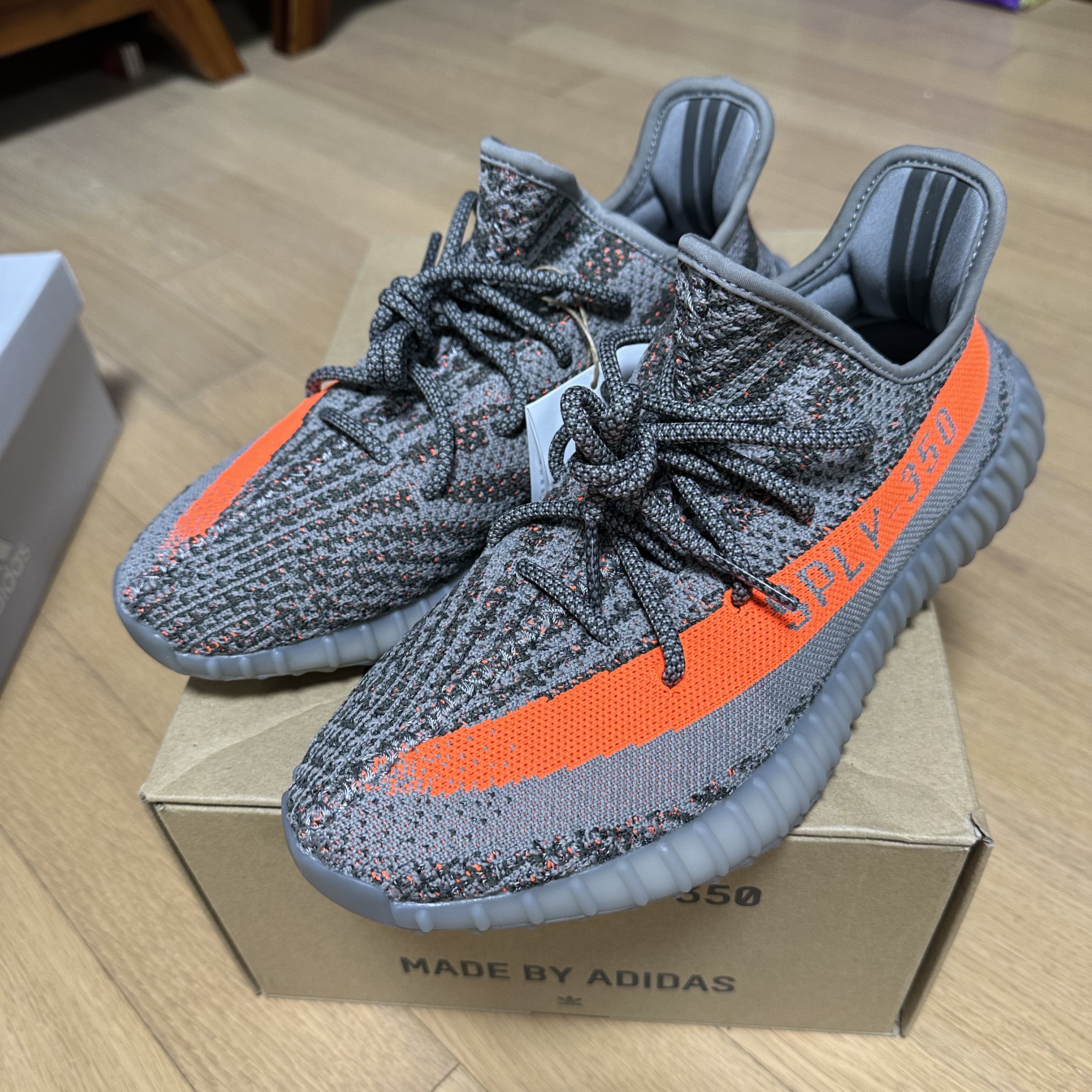 Adidas Yeezy Boost 350 V2 Beluga - Reflective, Adidas 4DFWD White Black 착용 스타일 - 2