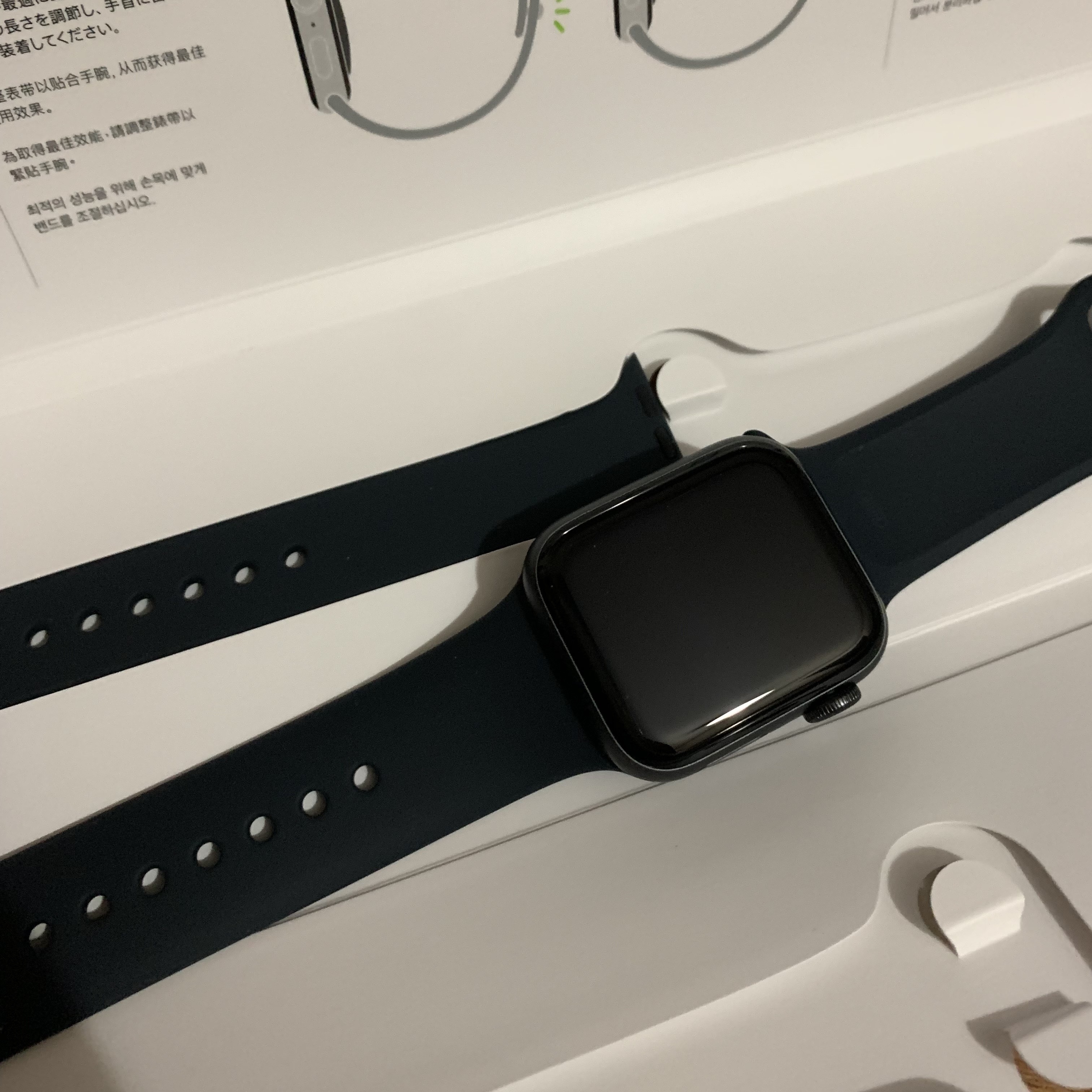 Apple Watch SE 40mm GPS Space Gray Aluminum Case with Sport Band Midnight (Korean Ver.) 착용 스타일