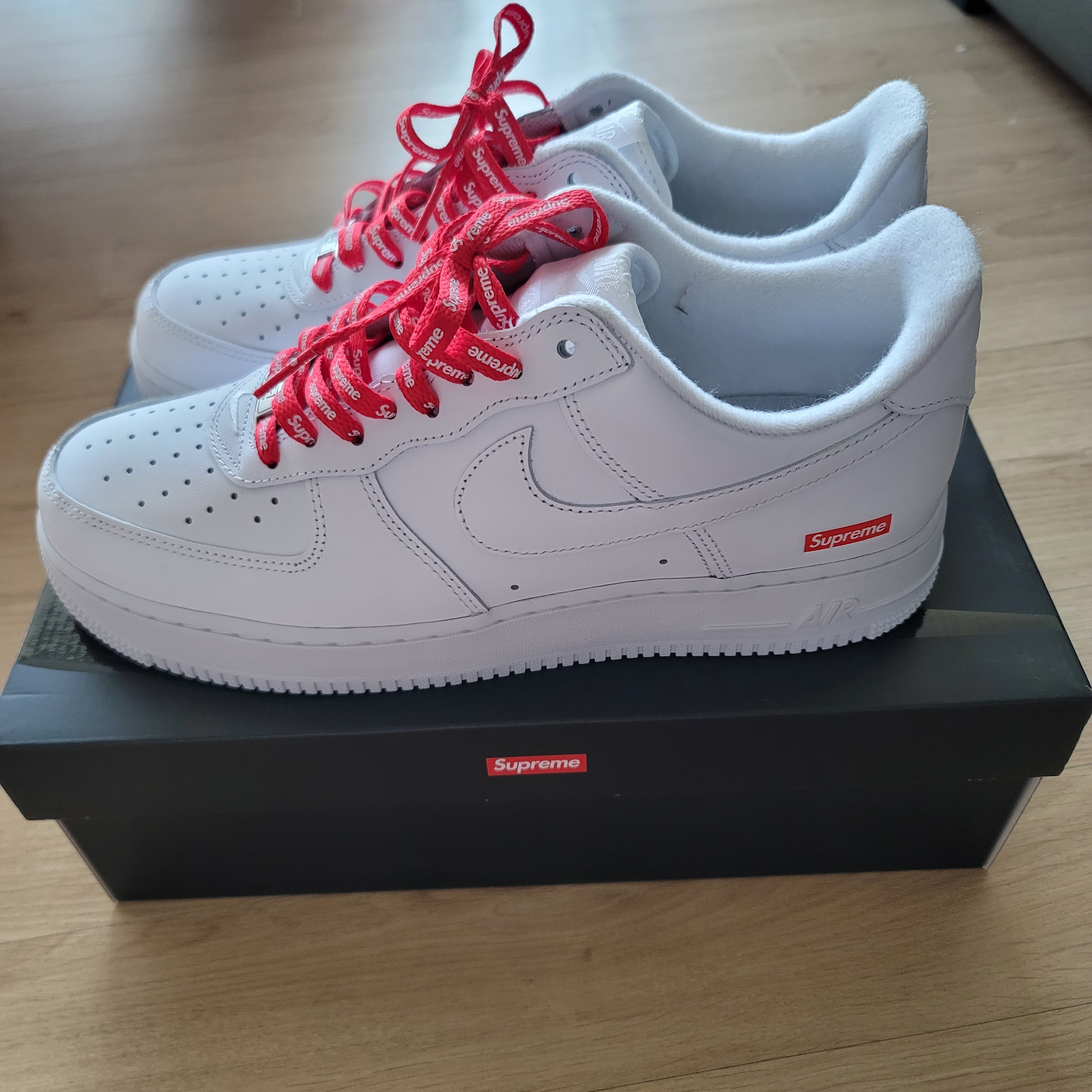 Nike x Supreme Air Force 1 Low White 착용 스타일 - 1