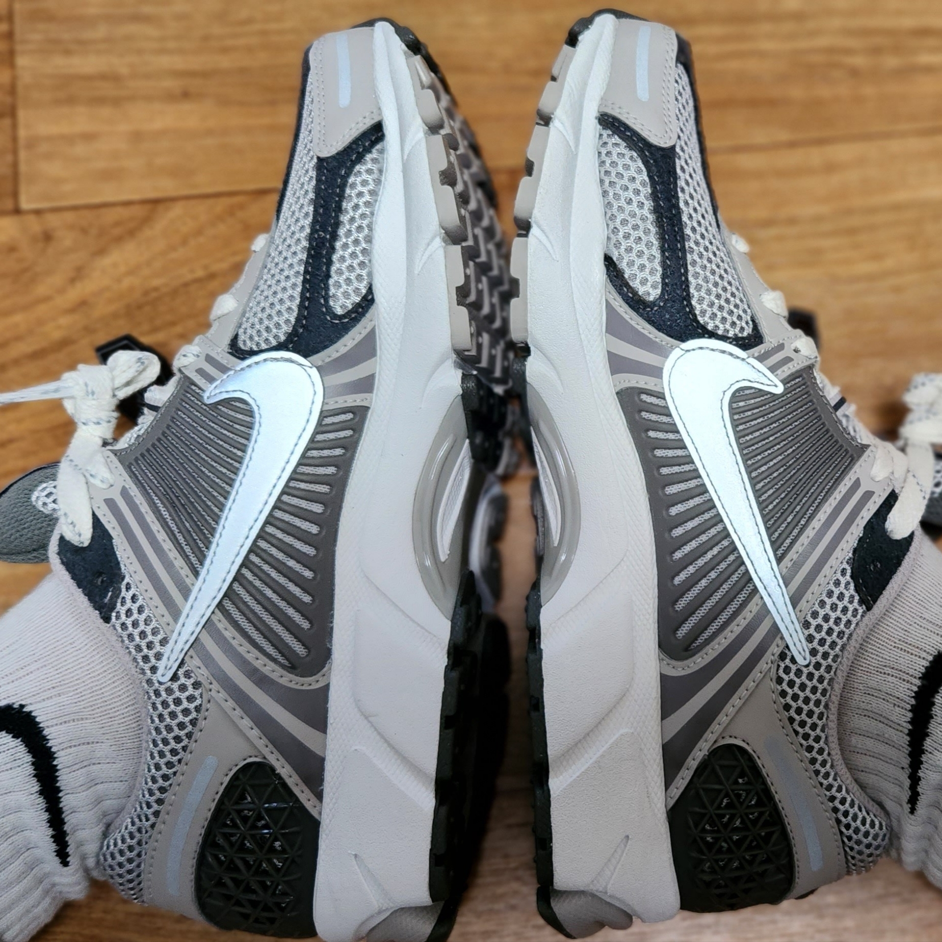 Nike Zoom Vomero 5 PRM Light Iron Ore and Flat Fewter 착용 스타일 - 3