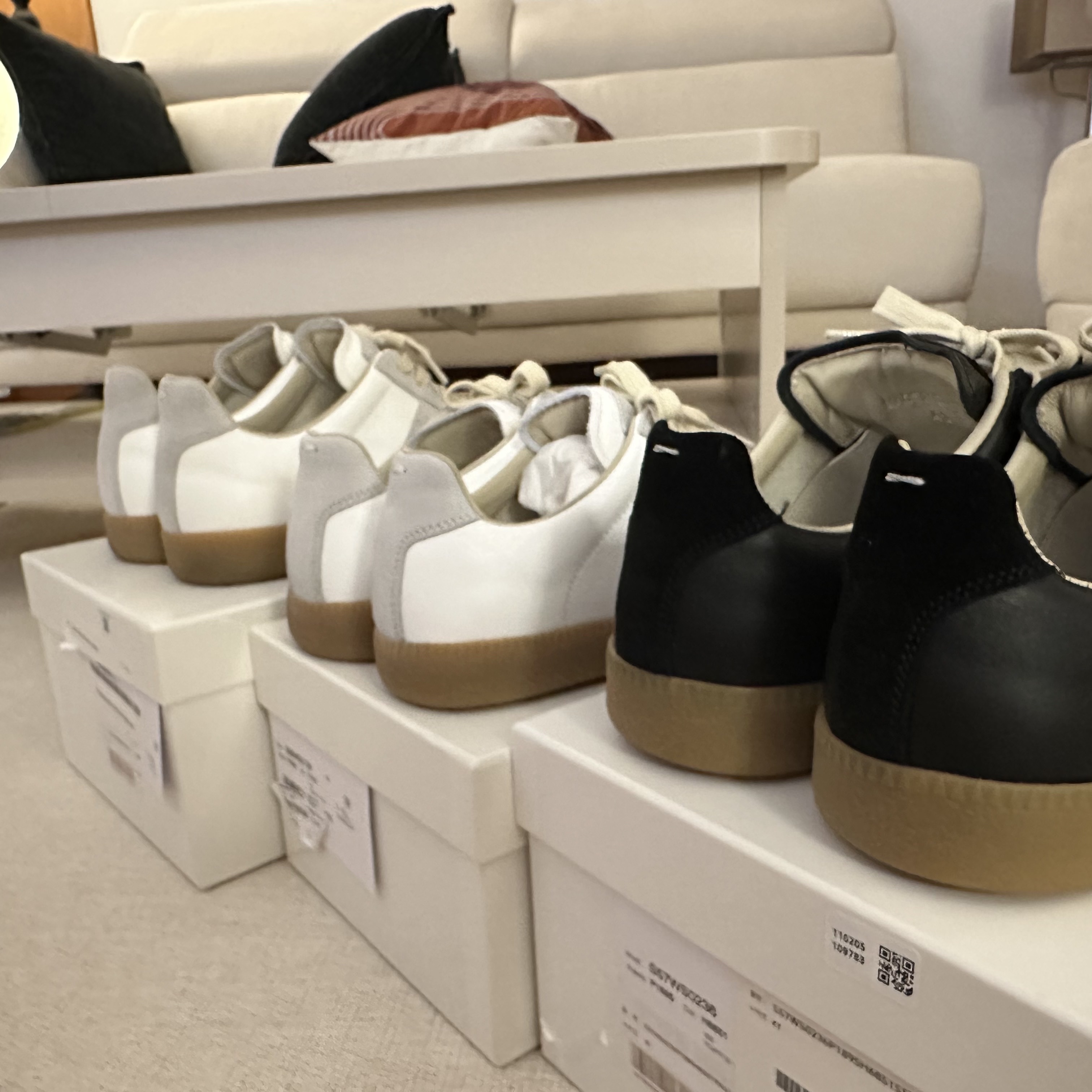 Maison Margiela Calfskin Replica Sneakers, (W) Maison Margiela Calfskin Replica Sneakers White 착용 스타일 - 2