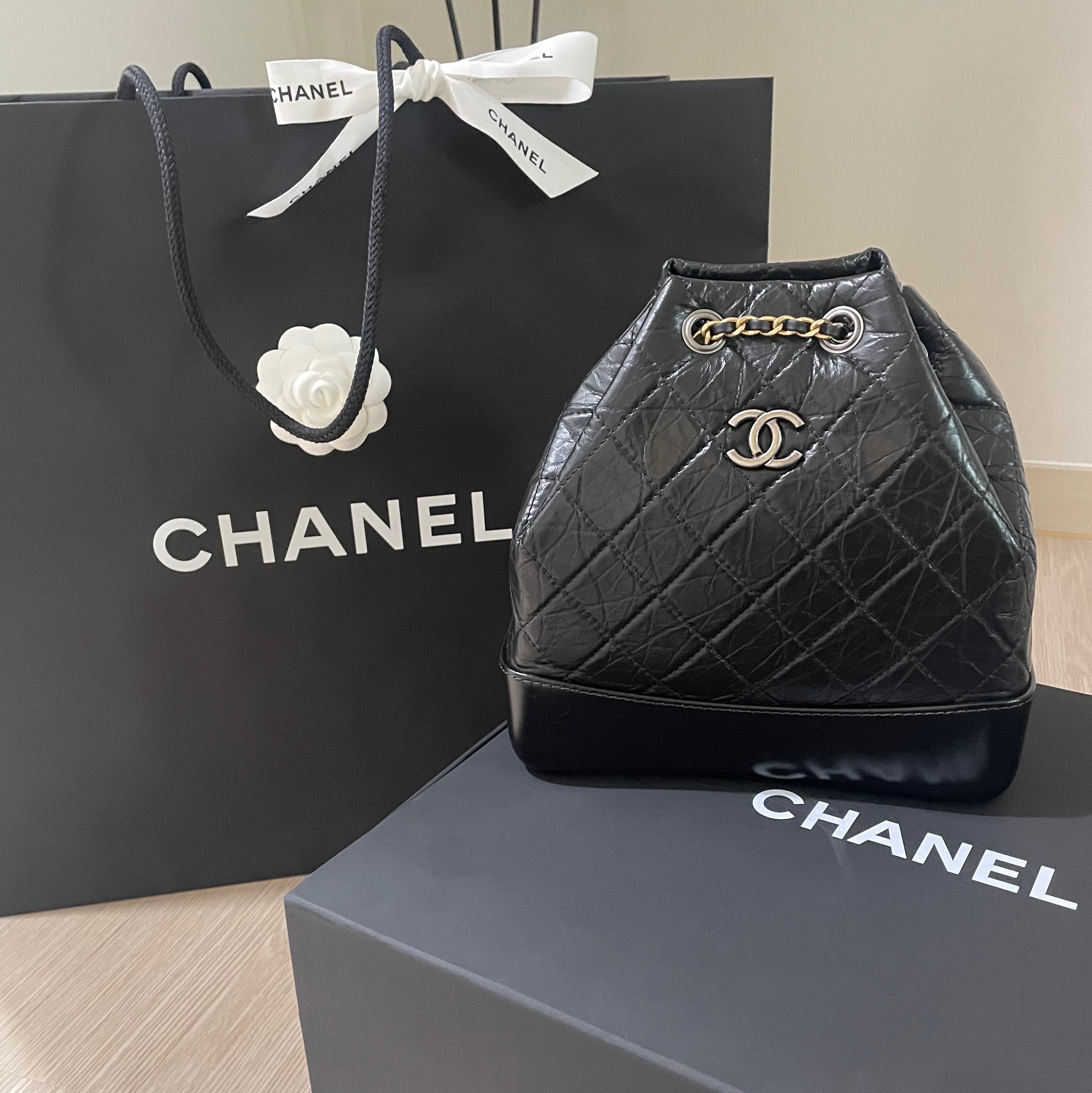 Chanel Small Gabrielle Backpack Aged Calfskin & Gold Silver Black 착용 스타일