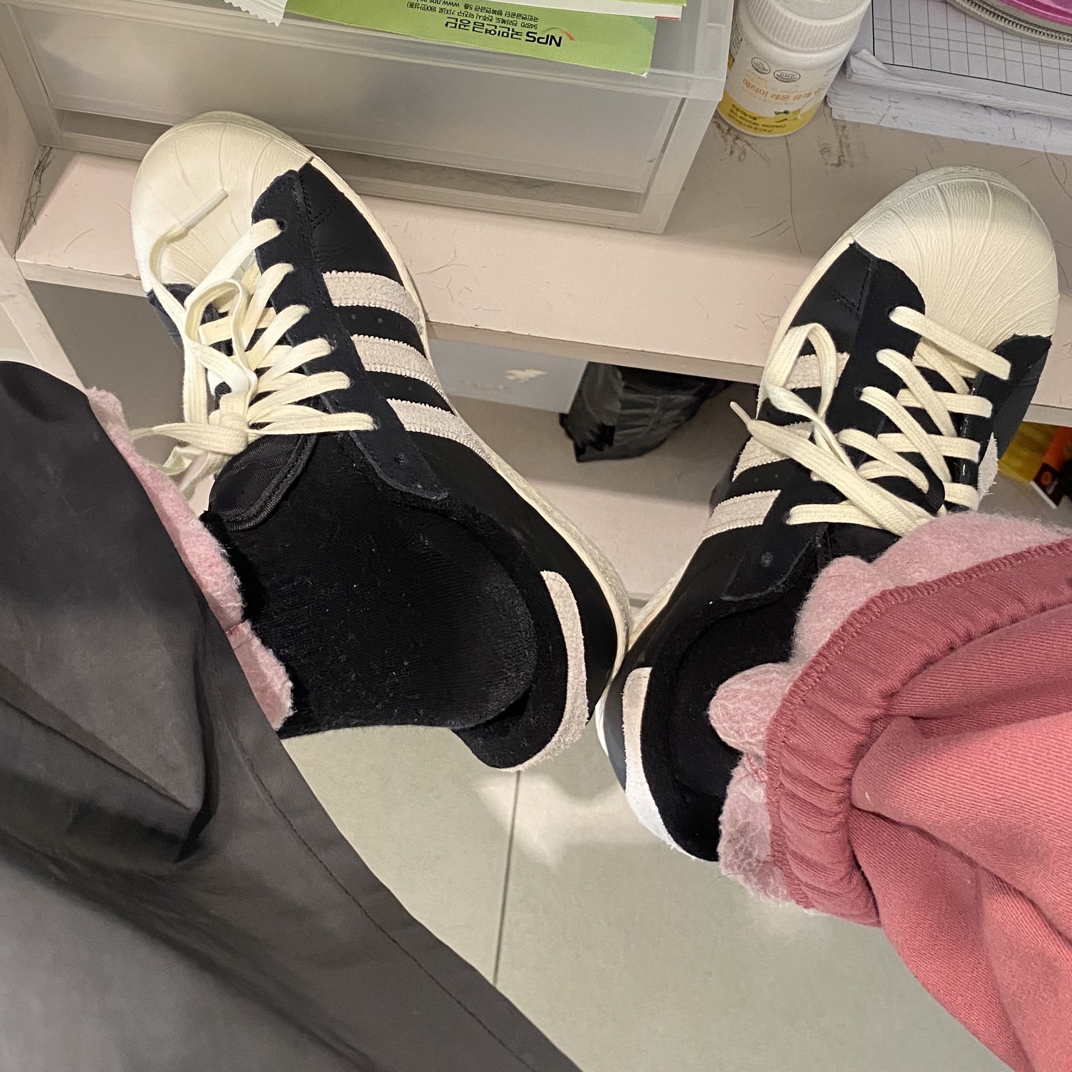 Adidas Superstar 82 Black White 착용 스타일