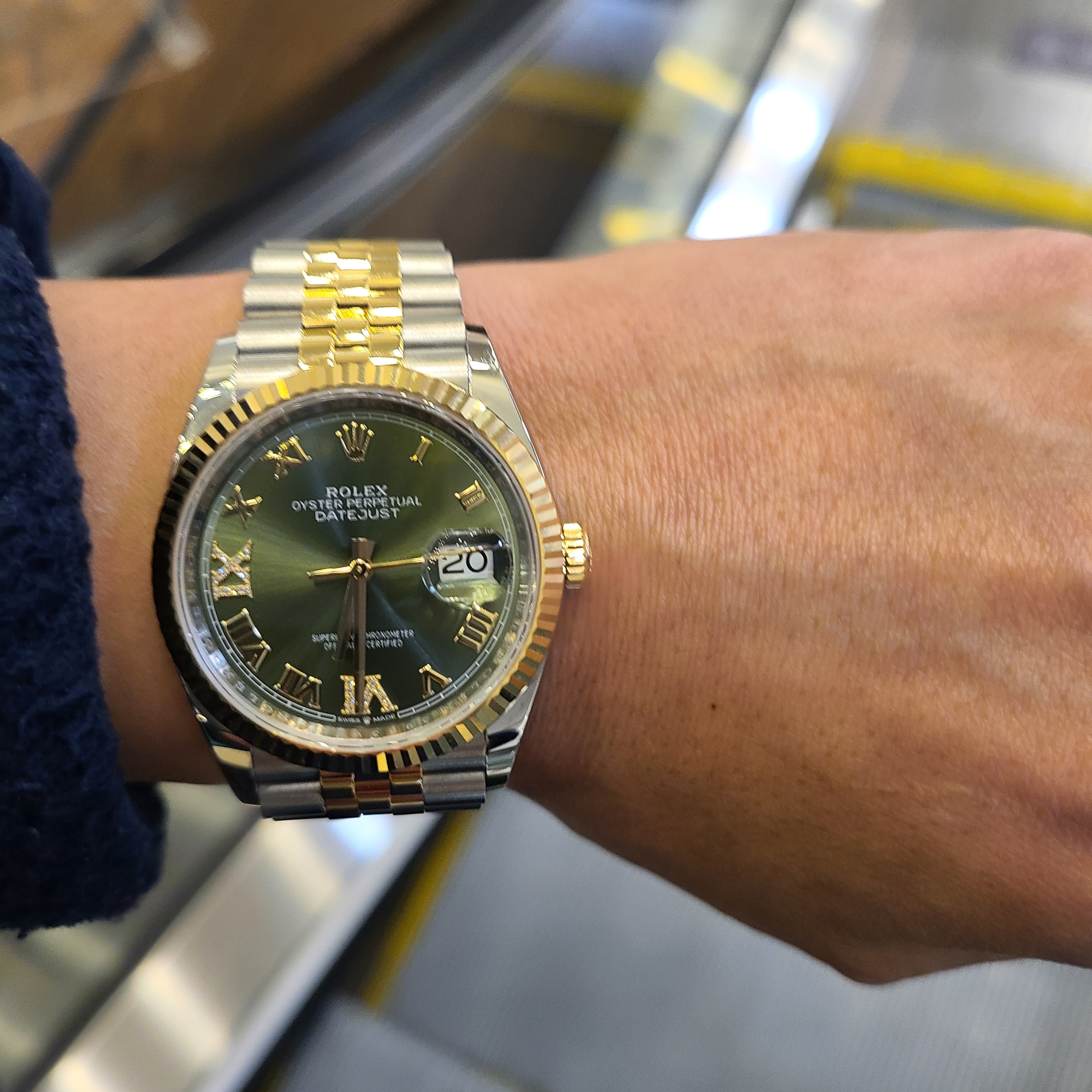 Rolex Datejust 36mm 126233 Olive Green Roman Diamond-Set Jubilee 착용 스타일 - 4