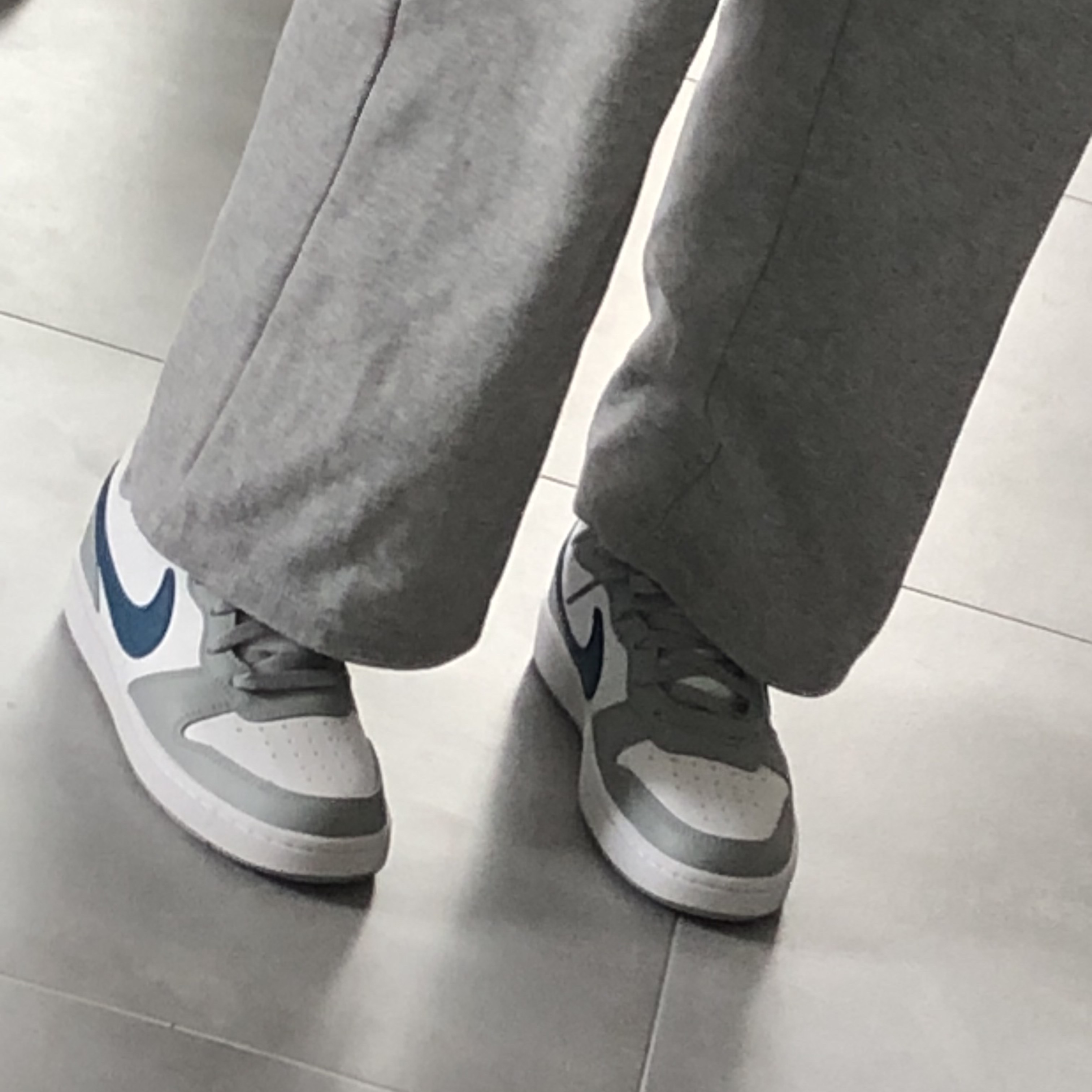 (GS) Nike Court Borough Low 2 Light Smoke Grey 착용 스타일 - 1