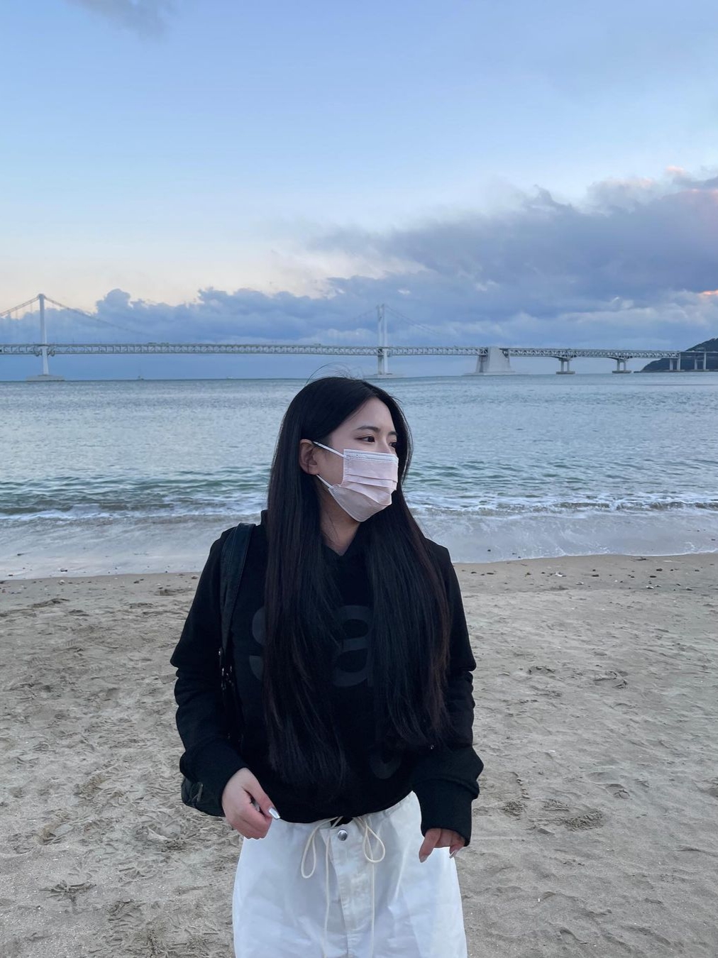 [KREAM 단독] Safarispot Women 1/2 Basic Safari Hoodie Black 착용 스타일 - 1