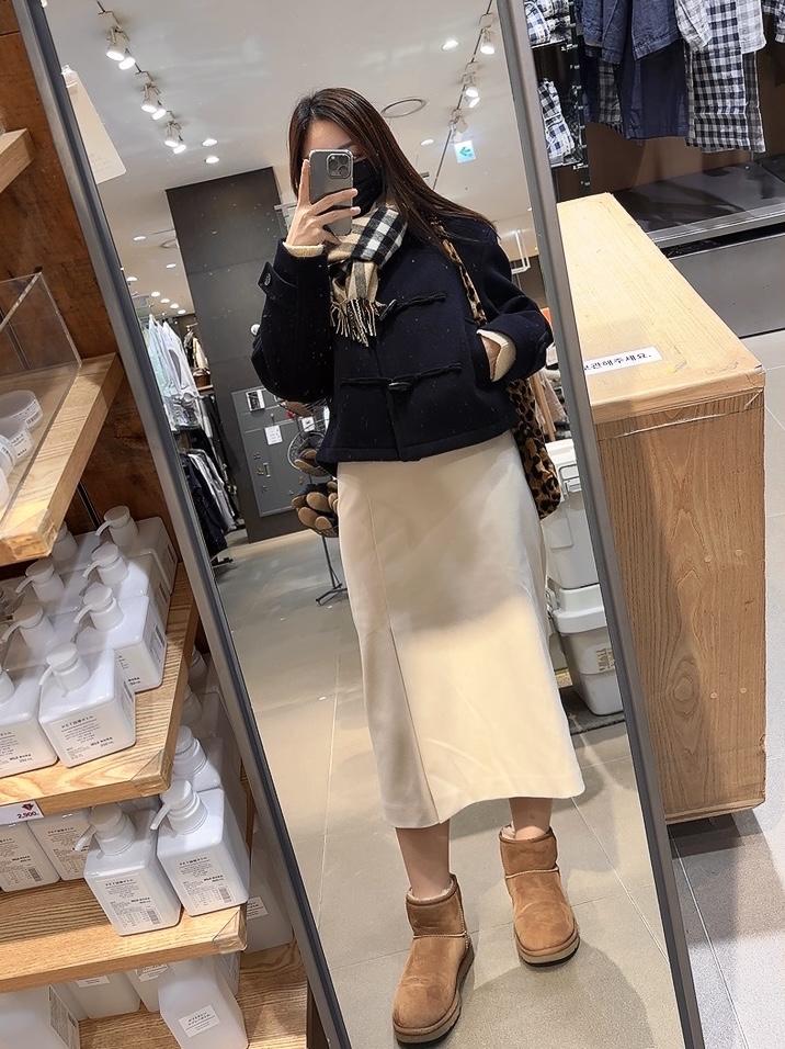 UGG Classic Mini Boots Chestnut, Burberry Classic Check Cashmere Muffler Archive Beige 착용 스타일