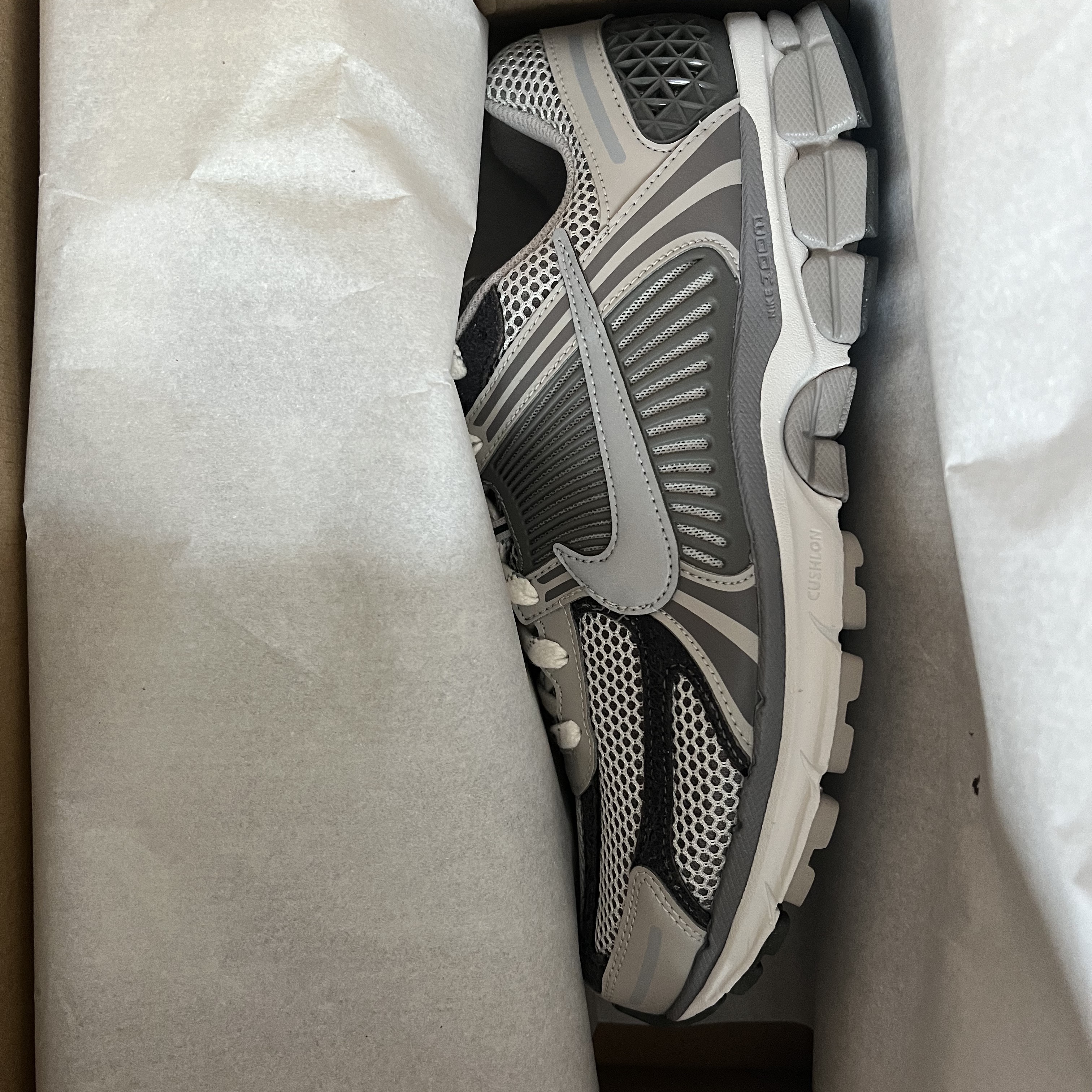 Nike Zoom Vomero 5 PRM Light Iron Ore and Flat Fewter 착용 스타일