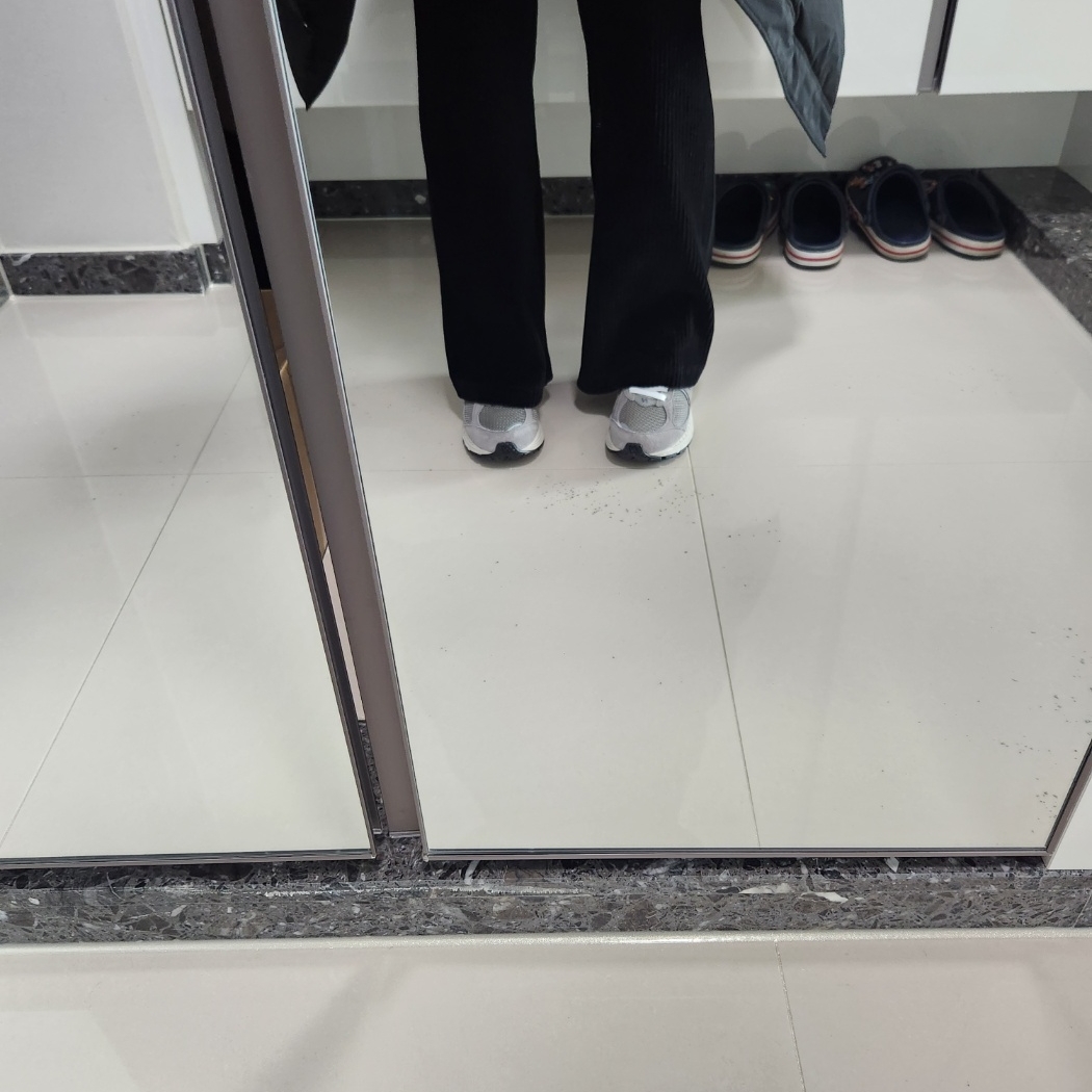 New Balance 2002R Grey 착용 스타일
