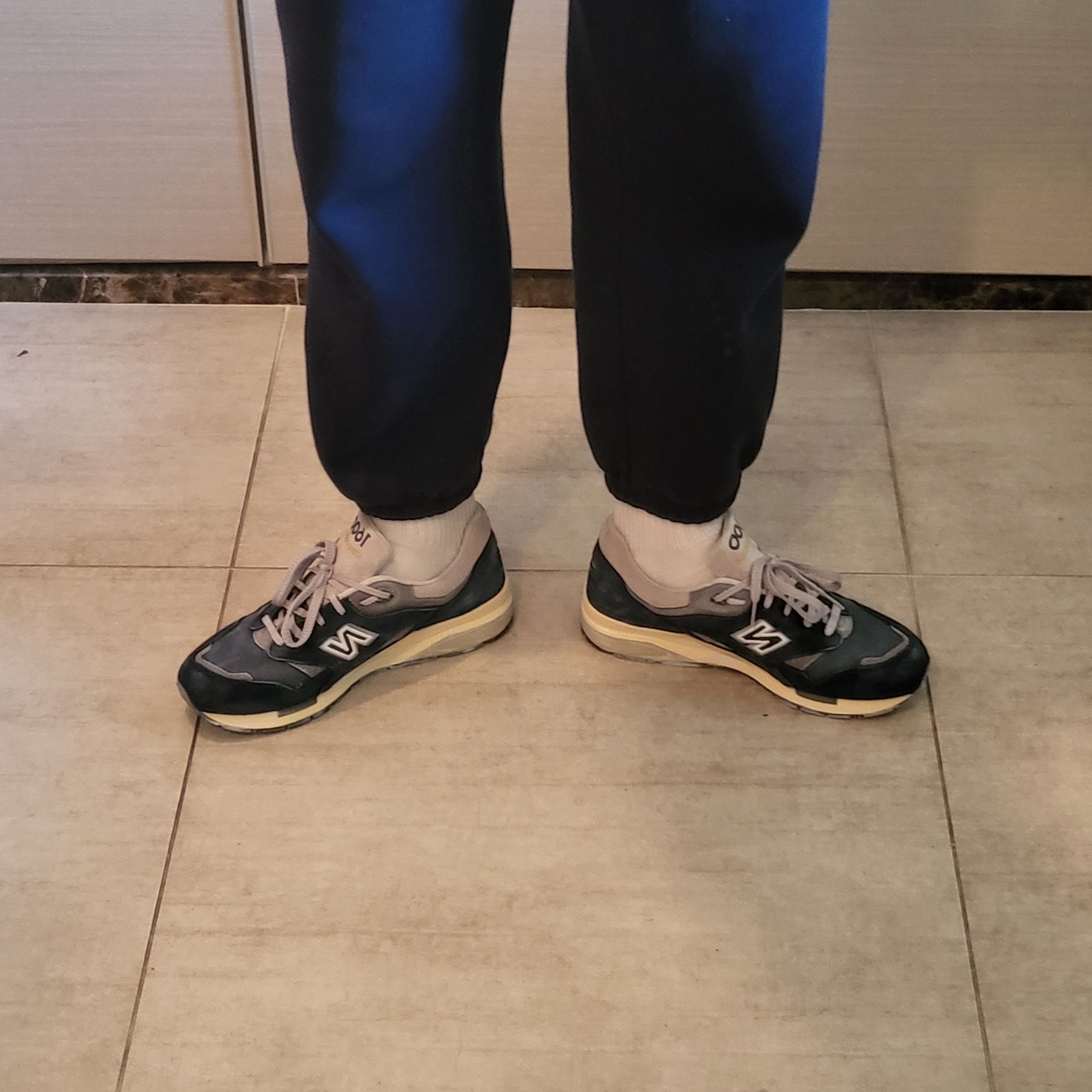 New Balance 1600 Premium Vintage Navy 착용 스타일 - 1