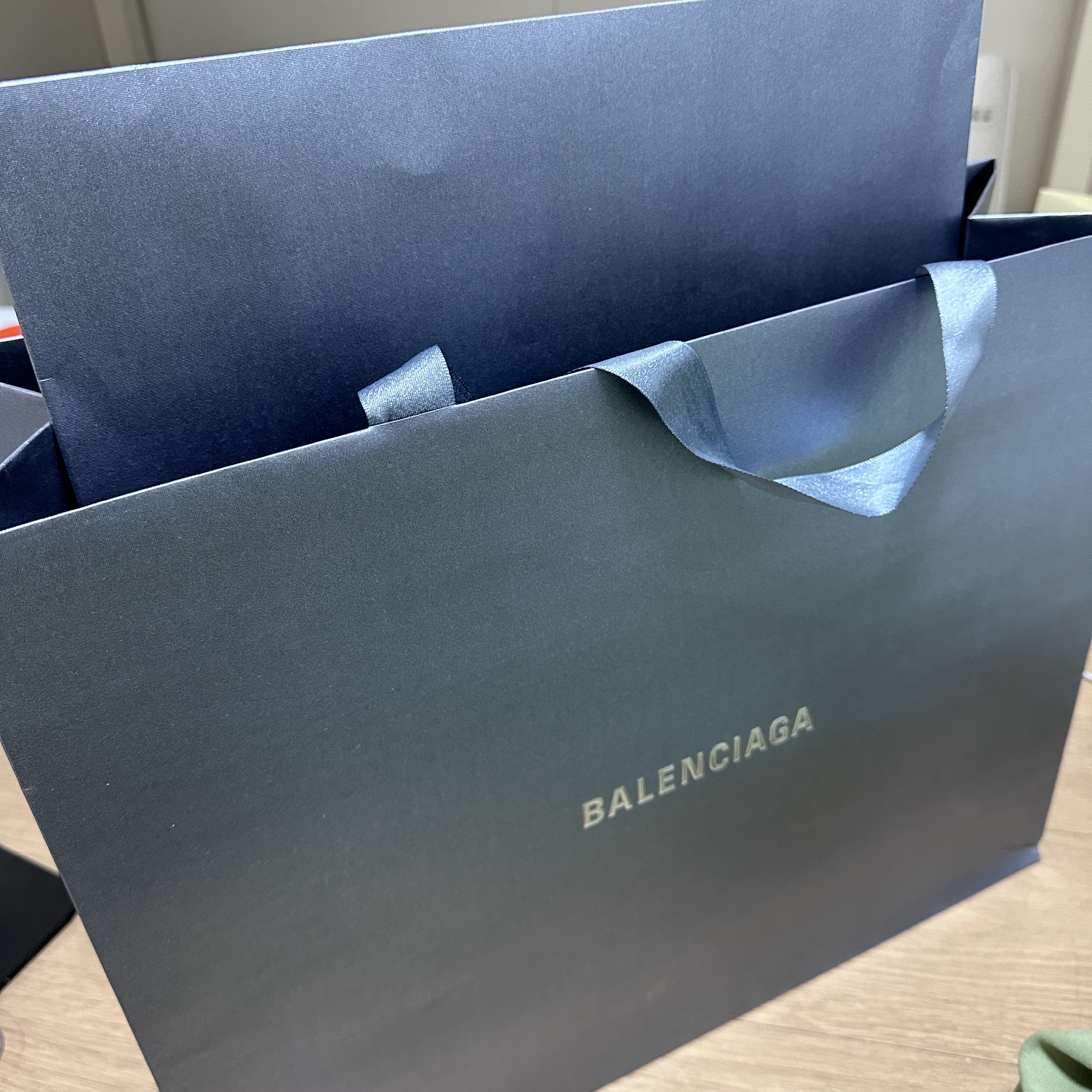 Balenciaga Gaffer Hoodie Large Fit Black 착용 스타일 - 4