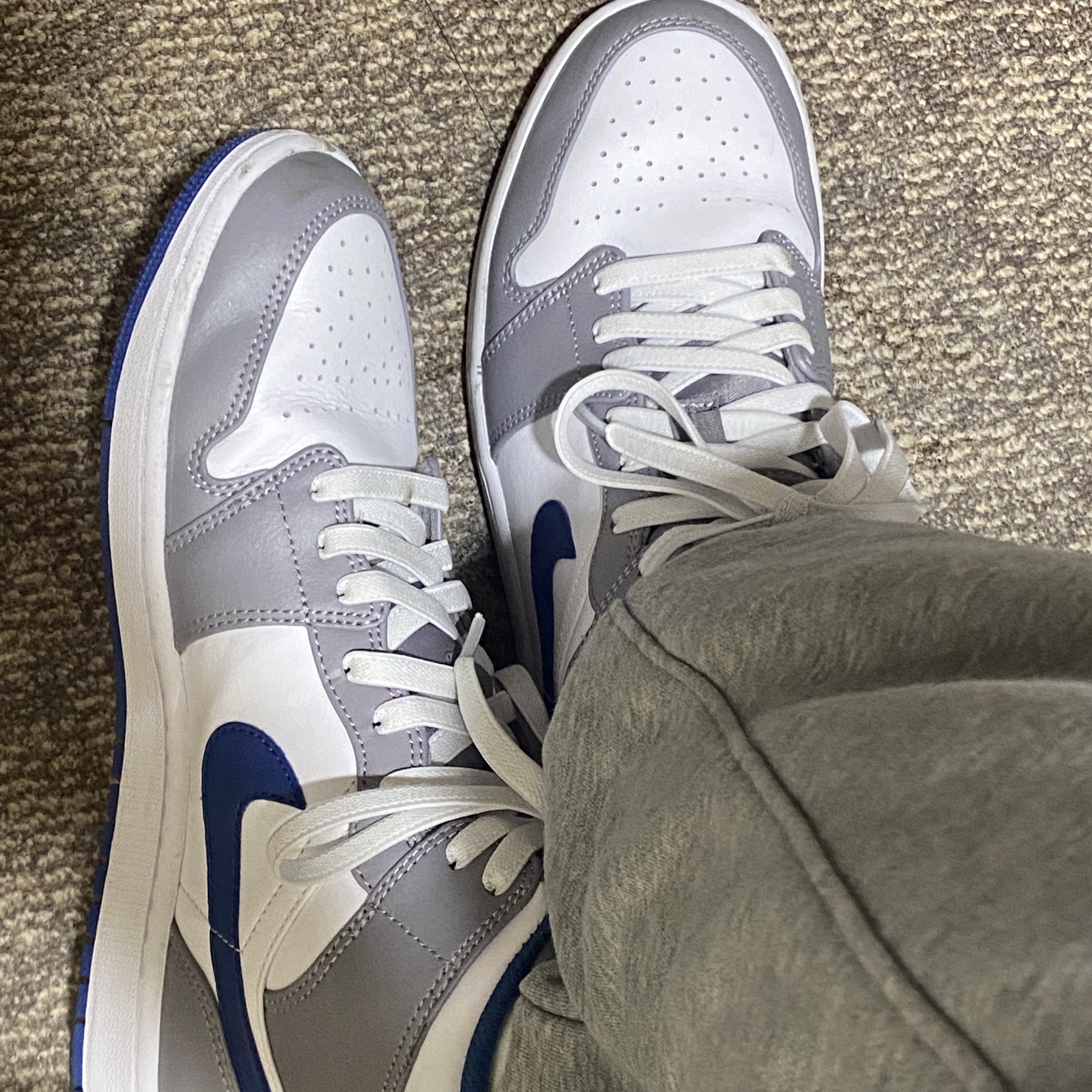Jordan 1 Mid Cement Grey True Blue 착용 스타일