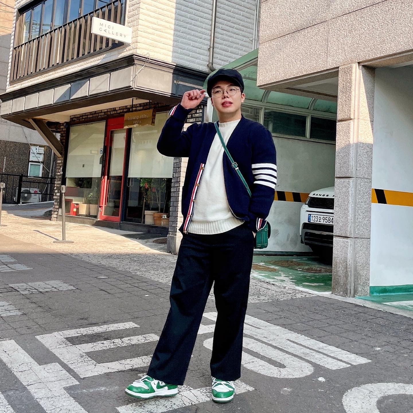 (W) Prada Prada Re-Nylon Hat Black, Nike x Off-White Dunk Low Pine Green 착용 스타일 - 1