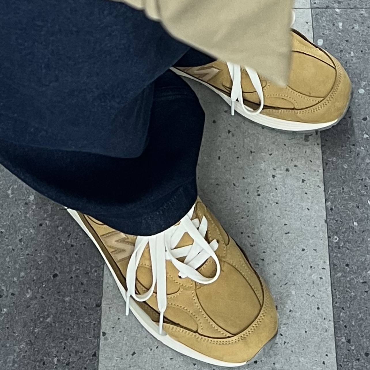 New Balance 992 Made in USA Brown 착용 스타일 - 3