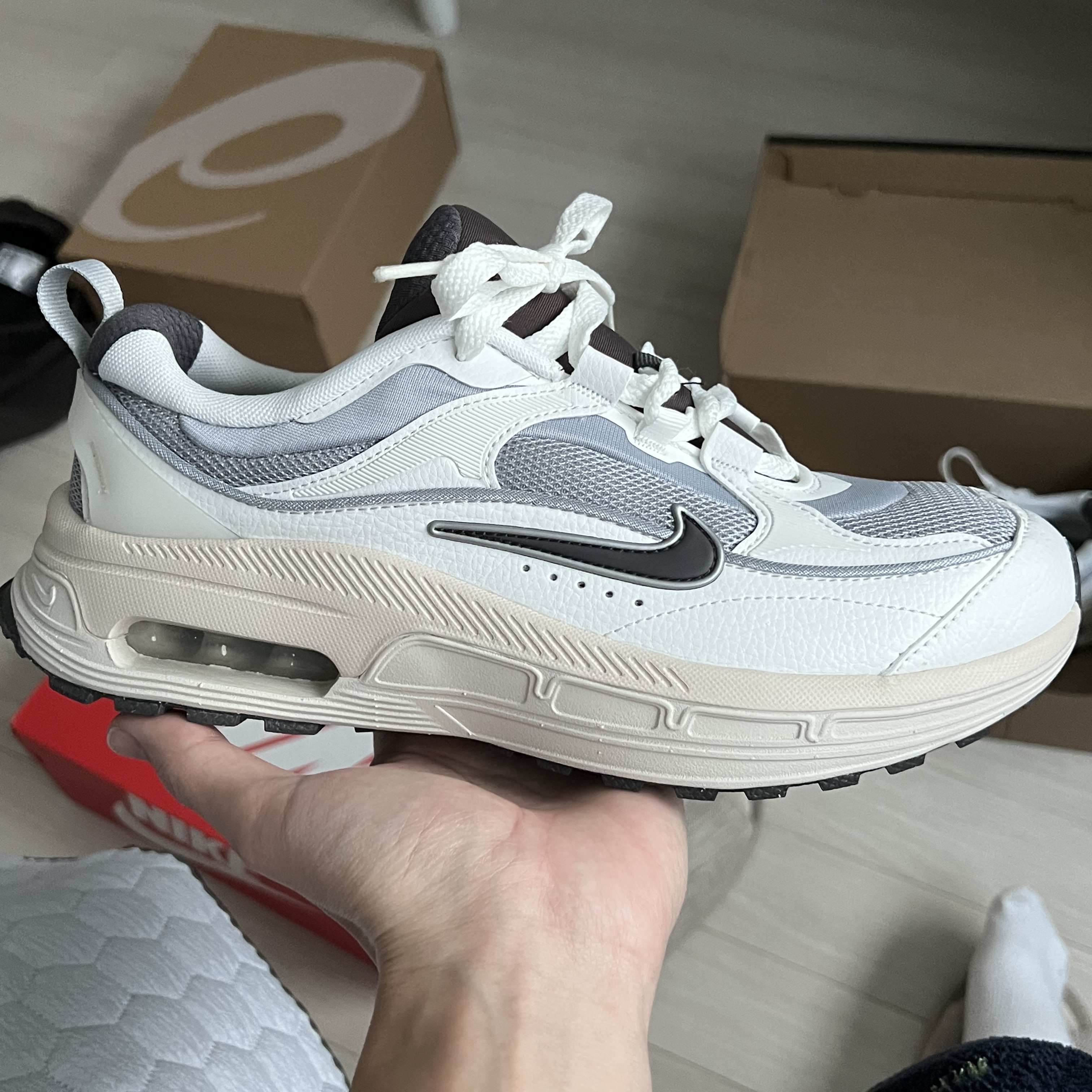 (W) Nike Air Max Bliss Next Nature Wolf Grey 착용 스타일 - 2