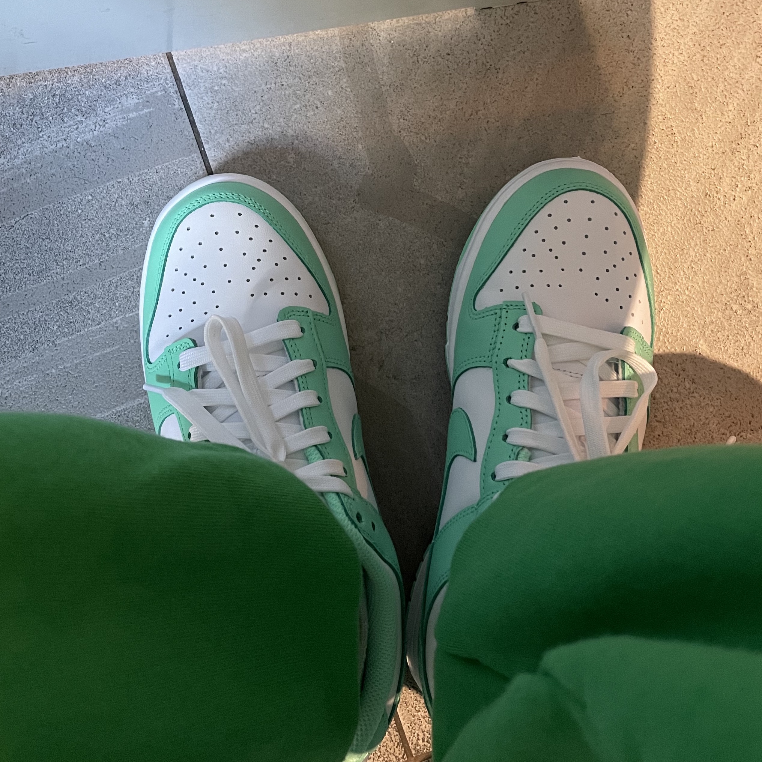 (W) Nike Dunk Low Green Glow 착용 스타일 - 4