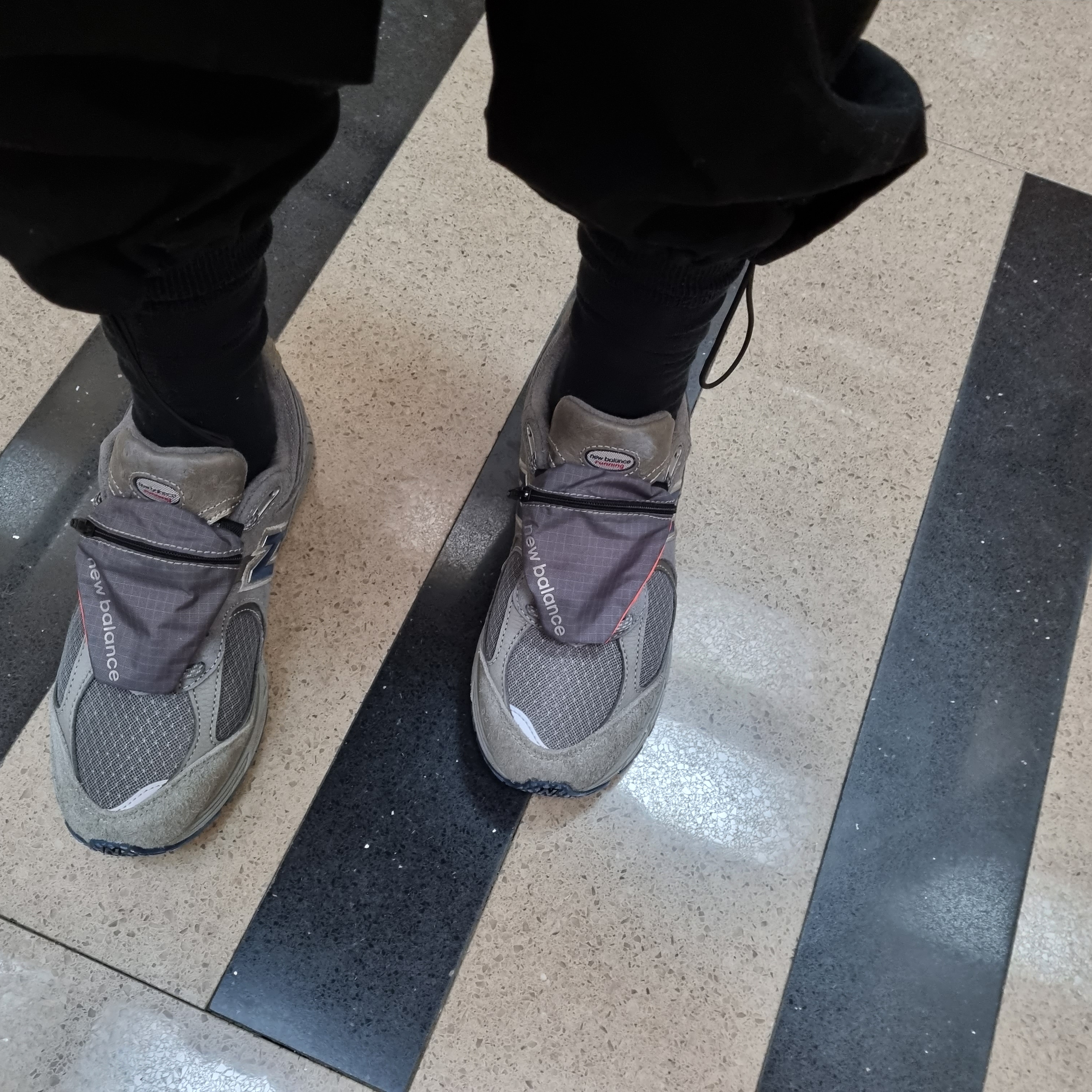 New Balance 2002R Premium Vintage Grey 착용 스타일 - 1