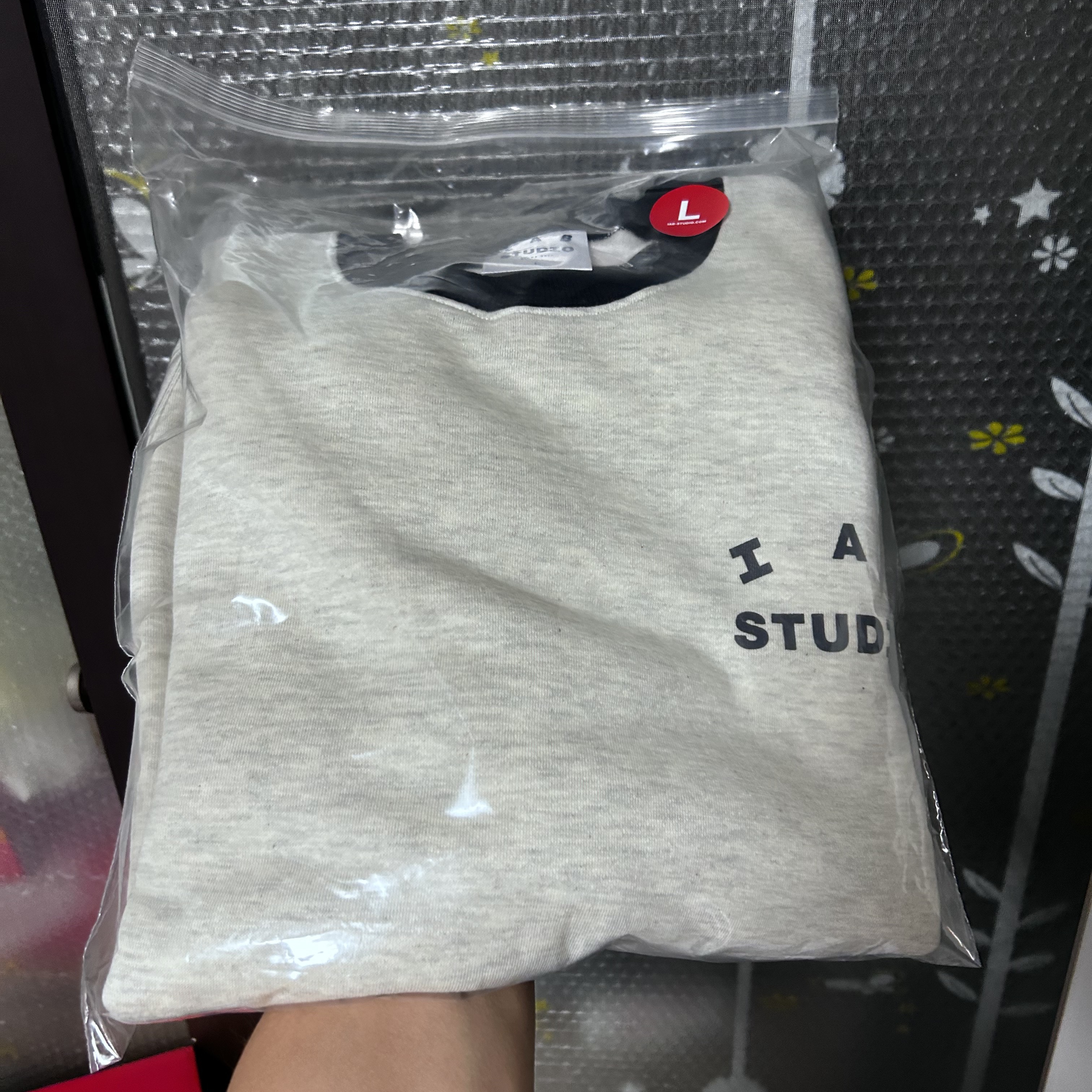 IAB Studio Sweatshirt Oatmeal Navy 착용 스타일
