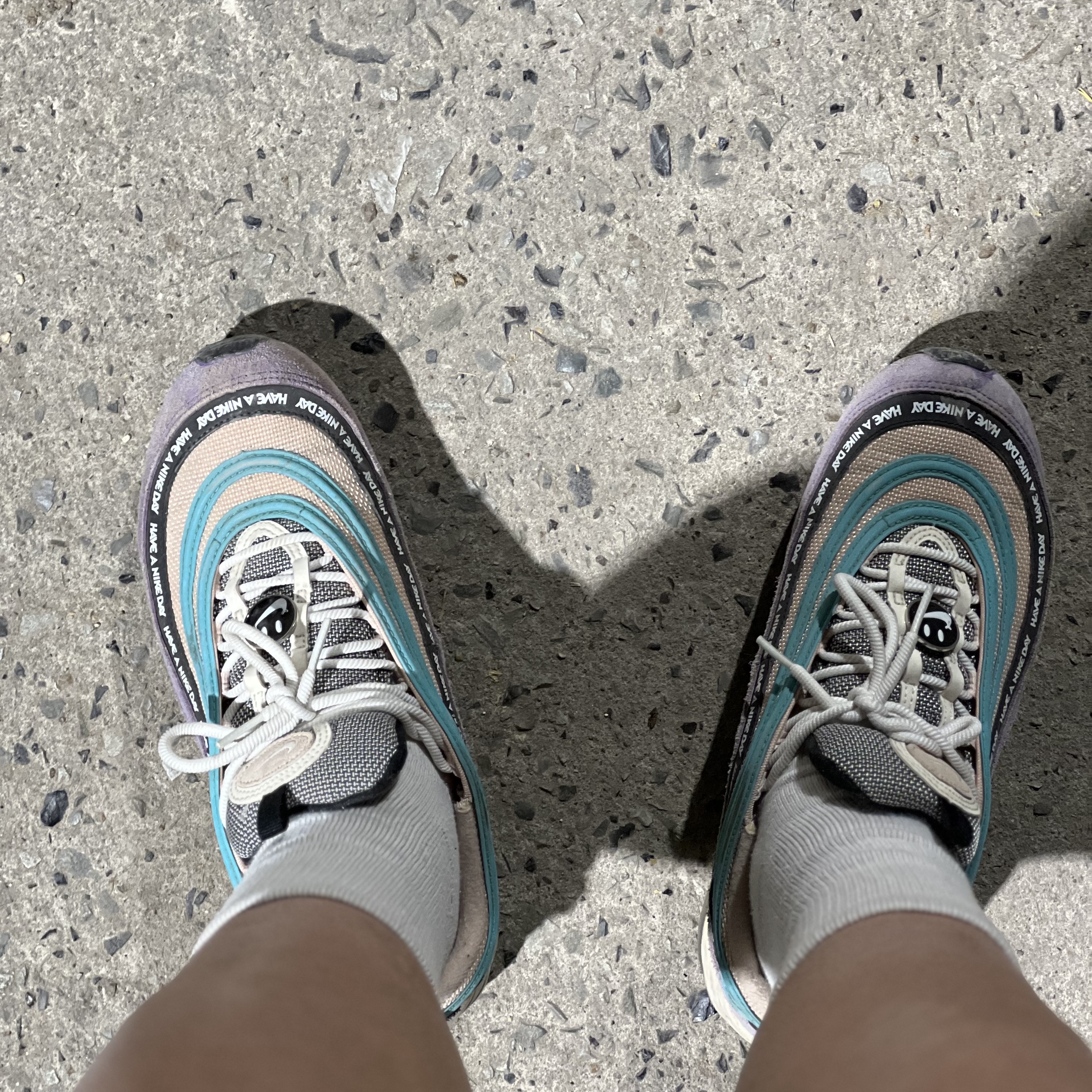 Nike Air Max 97 Have a Nike Day, Apple AirPods Max Lightning Silver (Korean Ver.) 착용 스타일