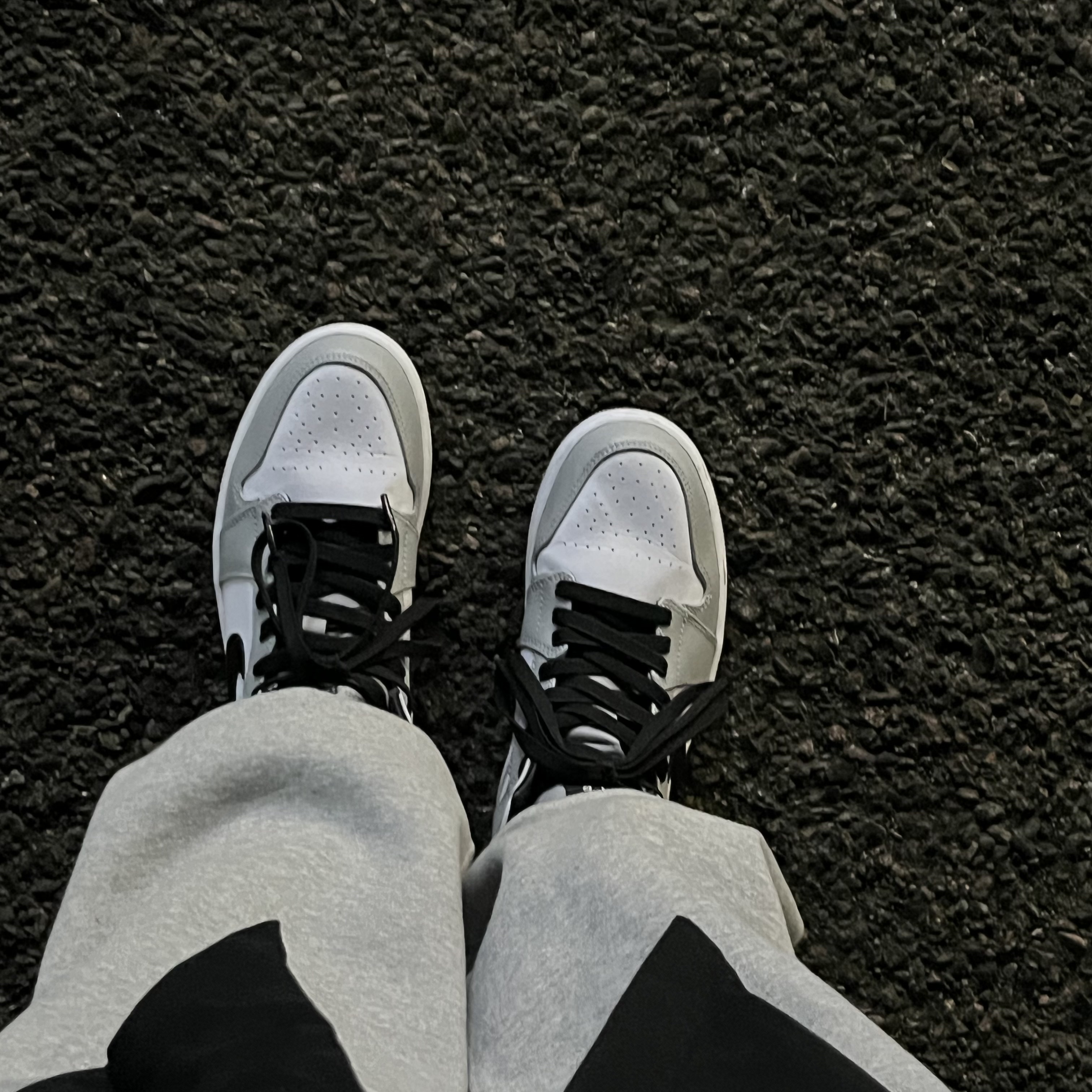 Jordan 1 Mid Light Smoke Grey 착용 스타일