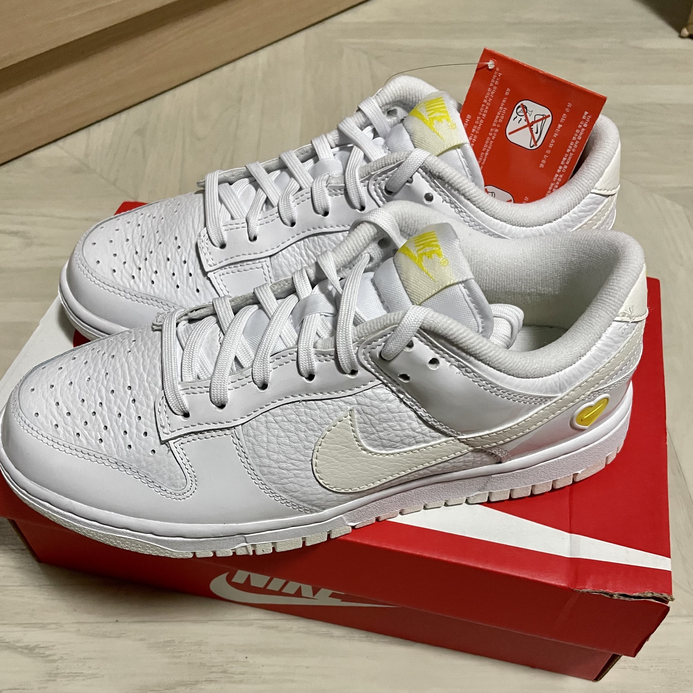 (W) Nike Dunk Low Valentine's Day White Optic Yellow 착용 스타일 - 1