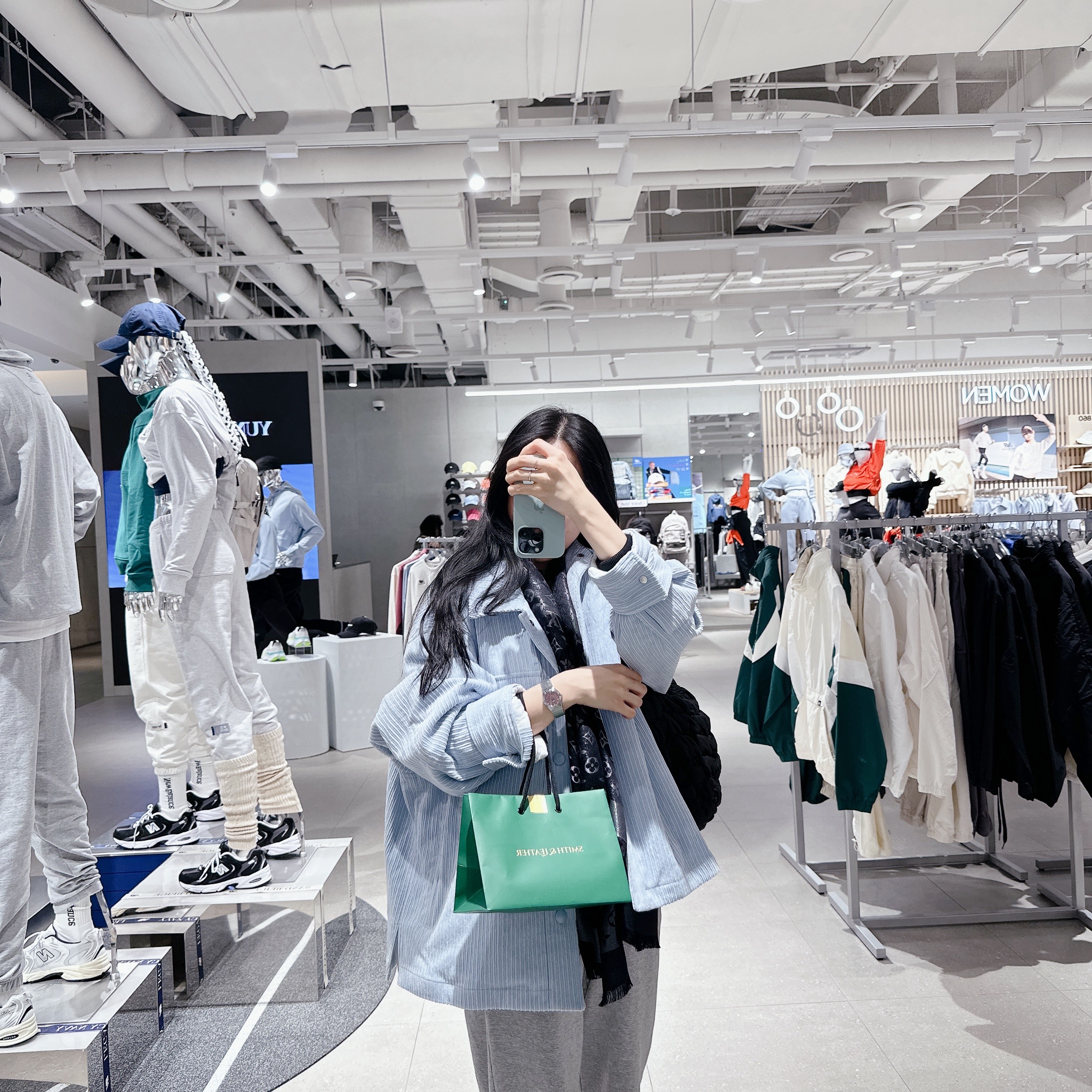 COS Quilted Mini Bag Black 착용 스타일