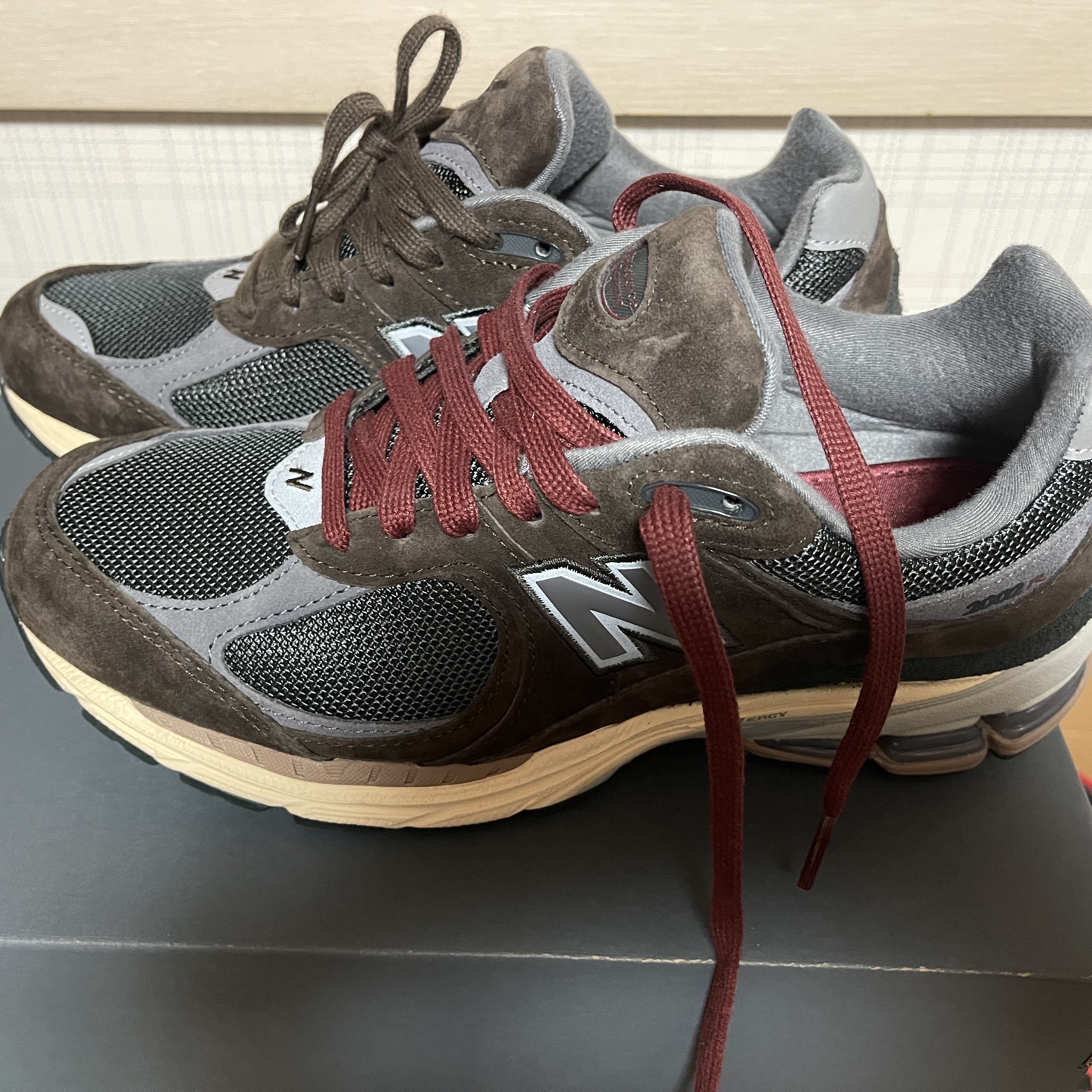 New Balance 2002R Rich Earth Blacktop 착용 스타일