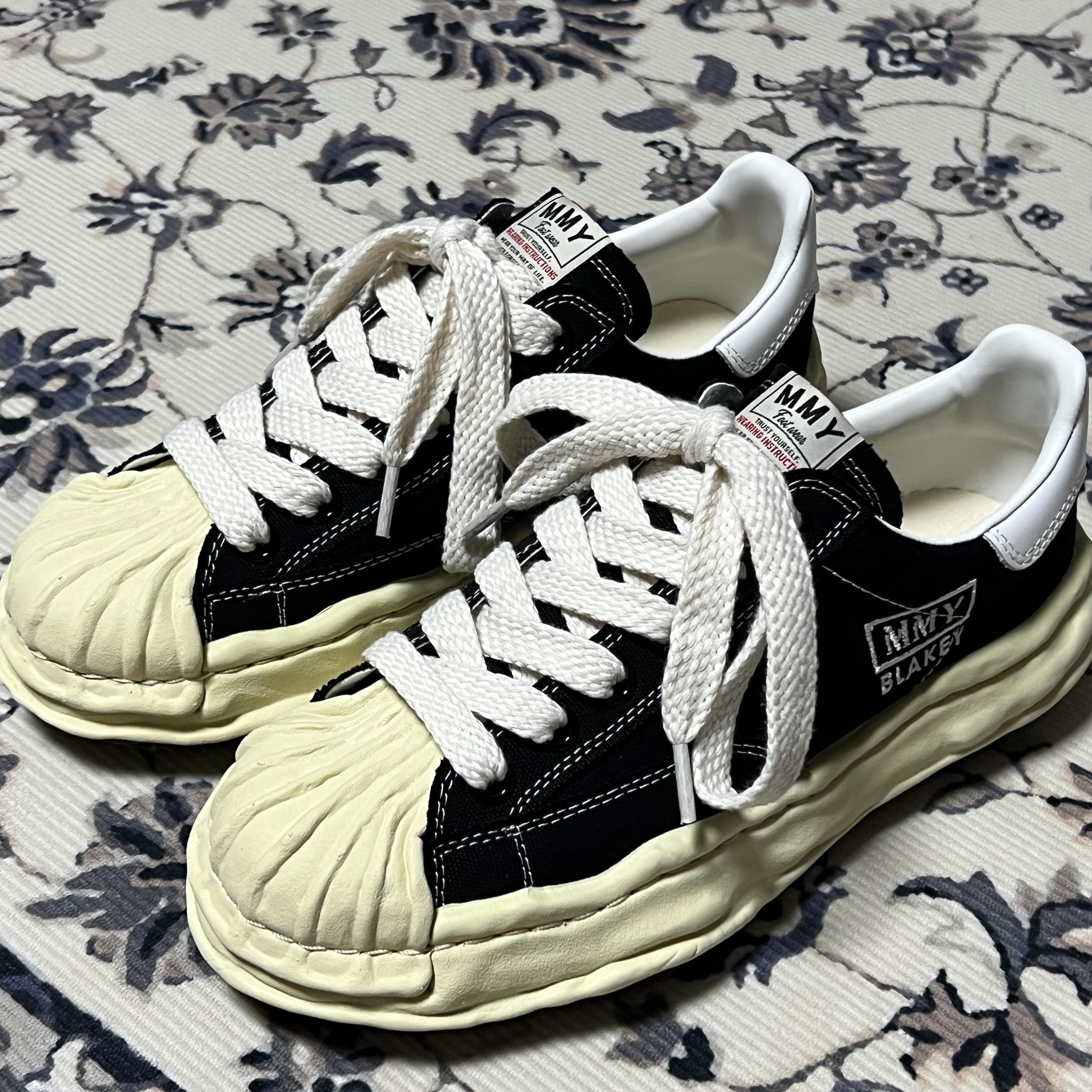 Maison Mihara Yasuhiro Blakey VL OG Sole Canvas Low-top Sneakers Black, Maison Mihara Yasuhiro Blakey OG Sole Canvas Low-top Sneakers Black White 착용 스타일 - 2